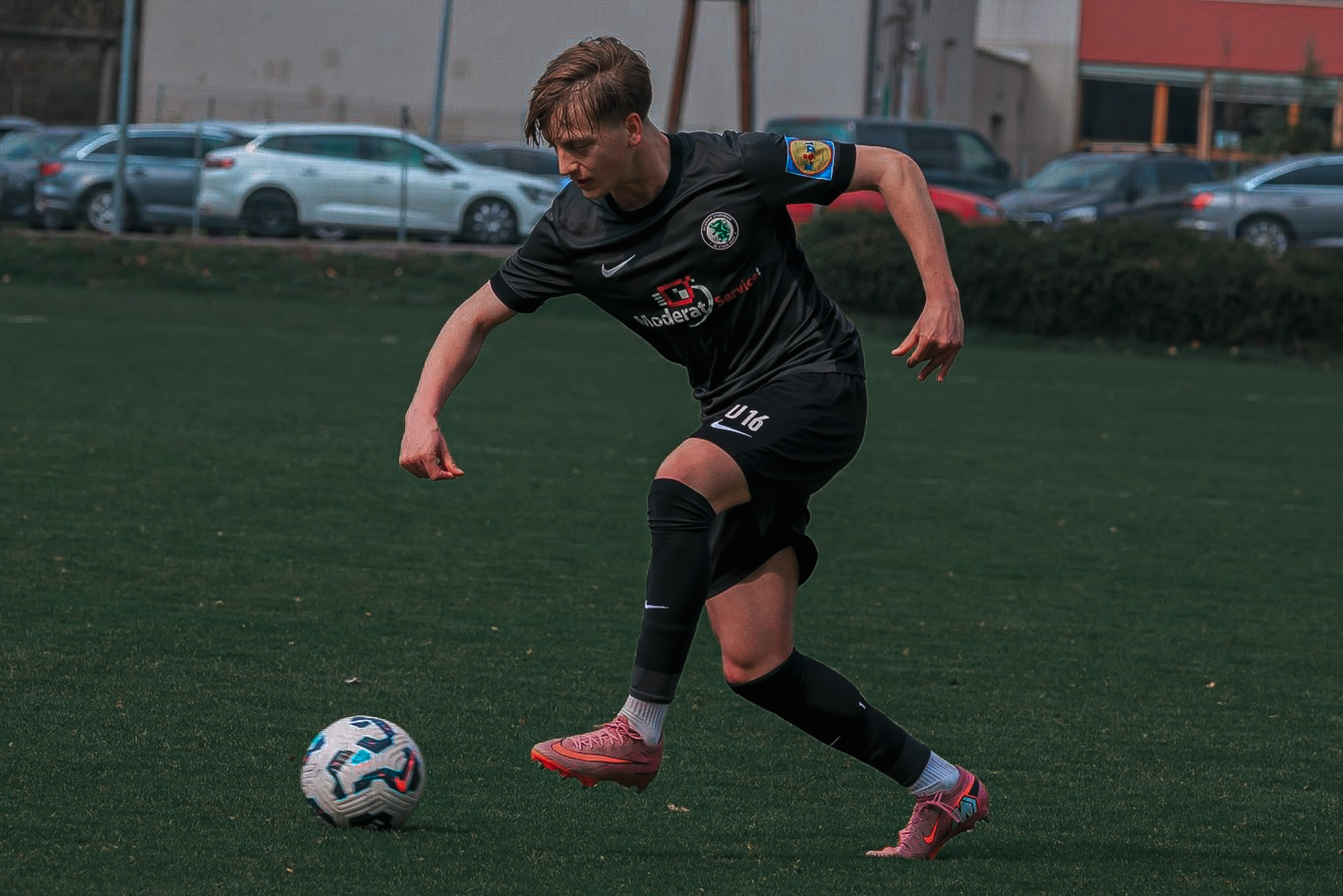 Junger Fußballer in Aktion.