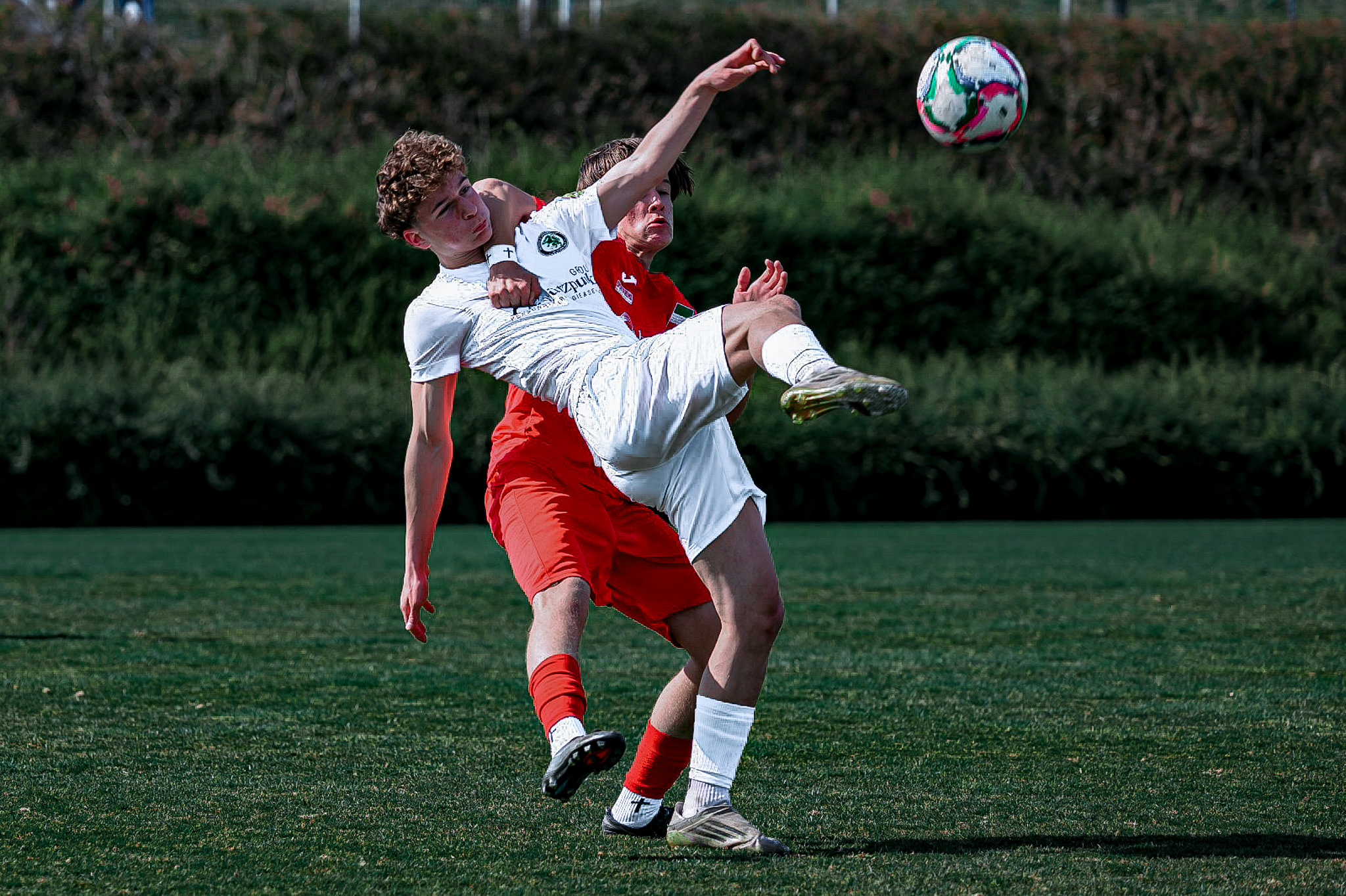 Zwei Fußballer im Zweikampf.