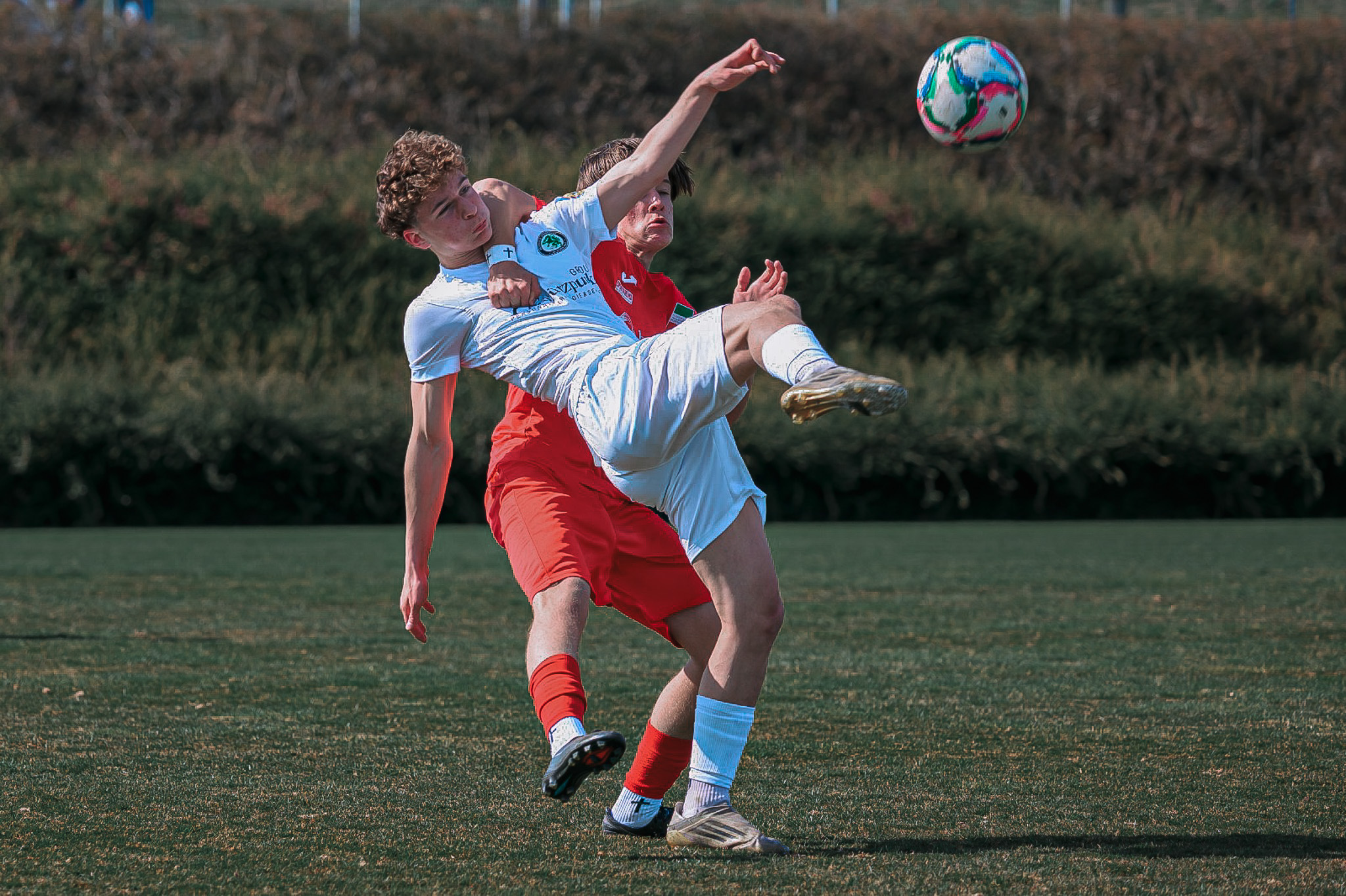 Zwei Fußballer im Zweikampf.