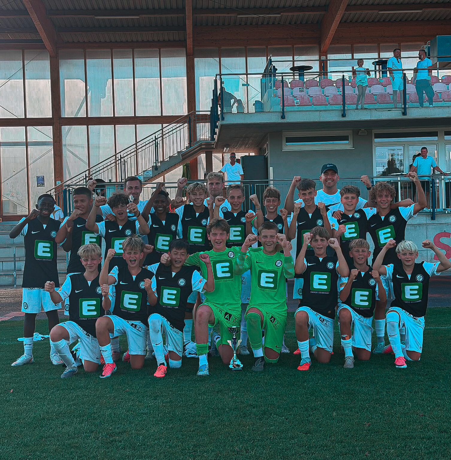Eine Fußballmannschaft nimmt Aufstellung