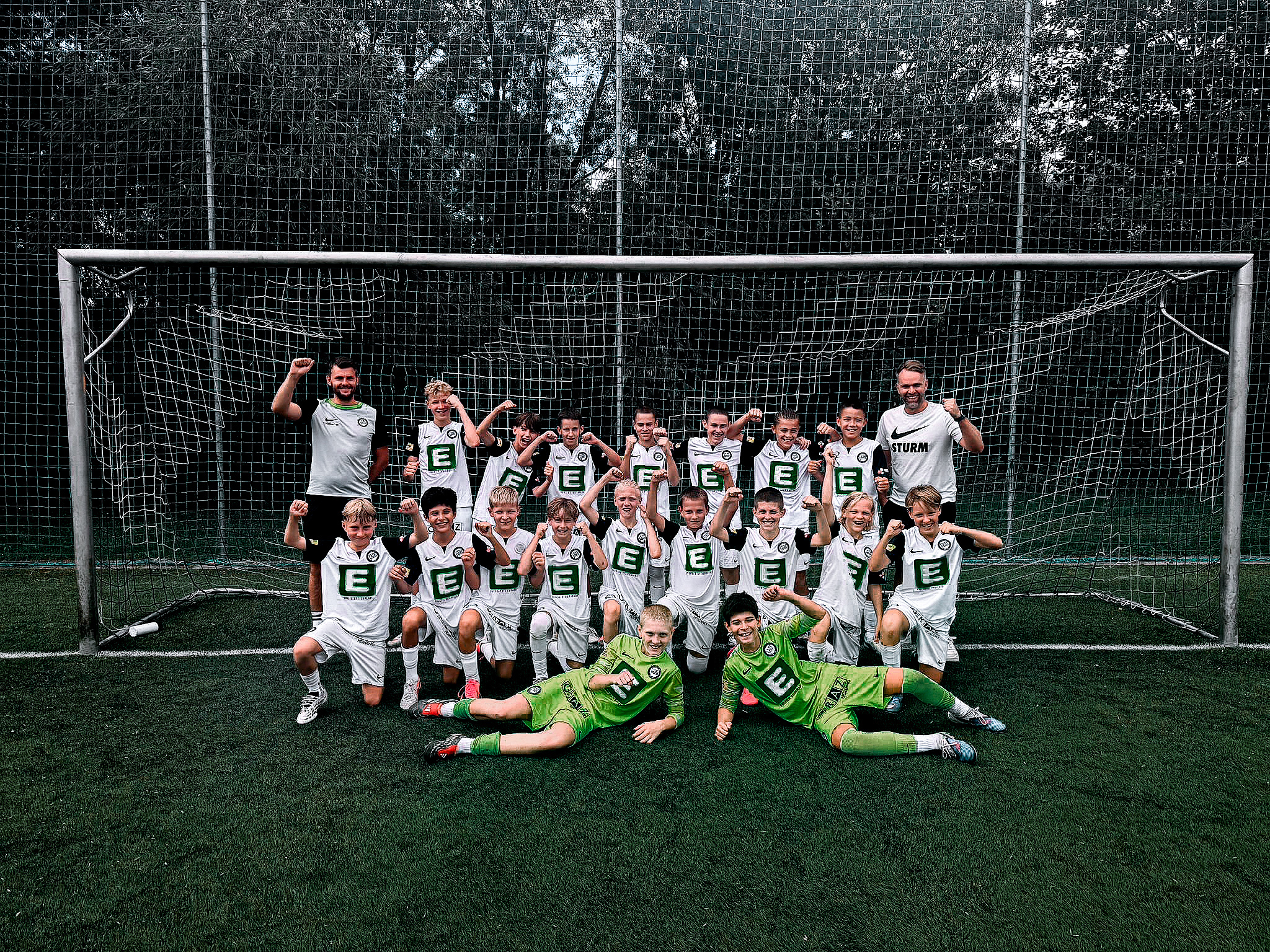 Eine junge Fußballmannschaft jubelt.