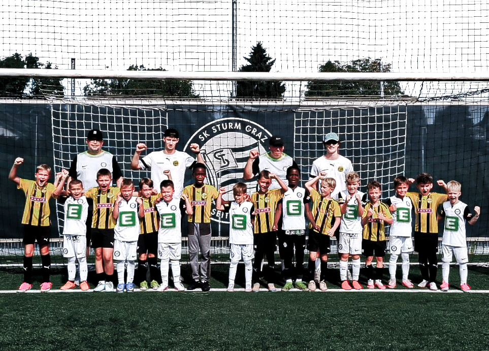 Zwei Fußballmannschaften stellen sich auf.