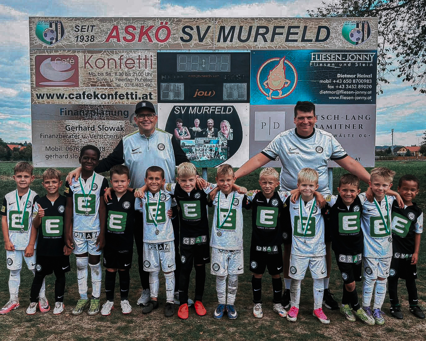 Zwei Fußballmannschaften mit jungen Spielern.