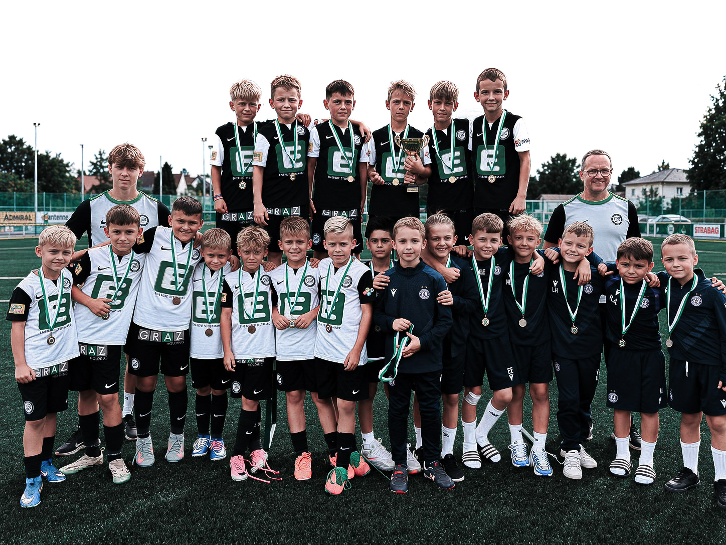 Drei Fußballmannschaften mit jungen Spielern.