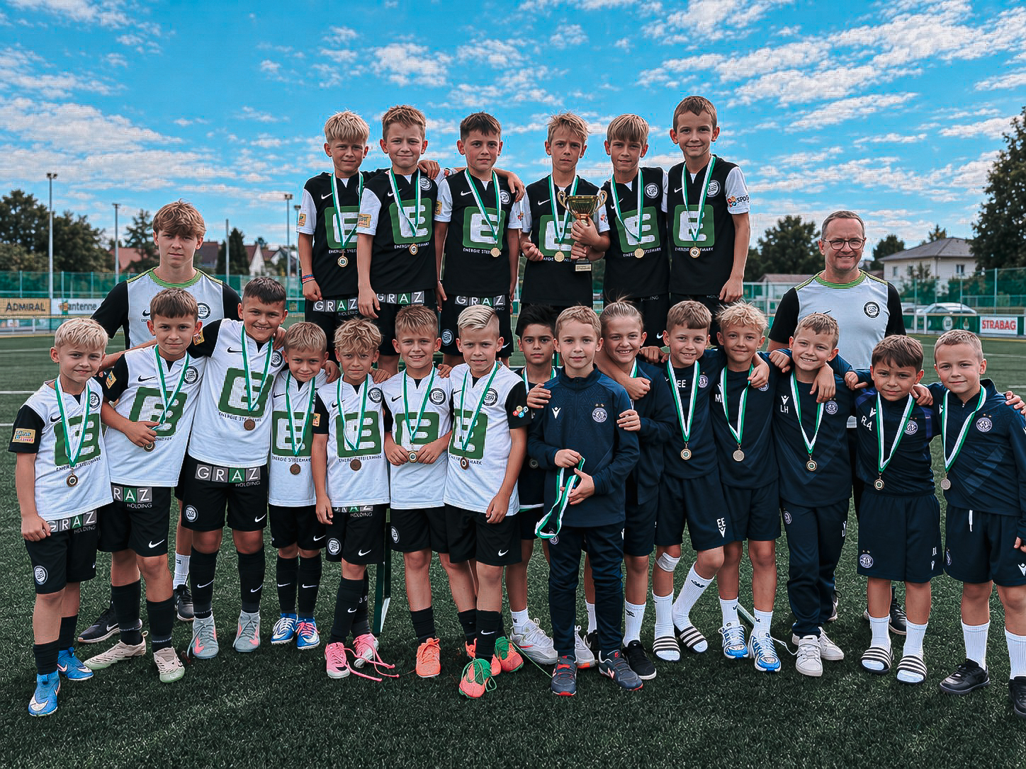 Drei Fußballmannschaften mit jungen Spielern.