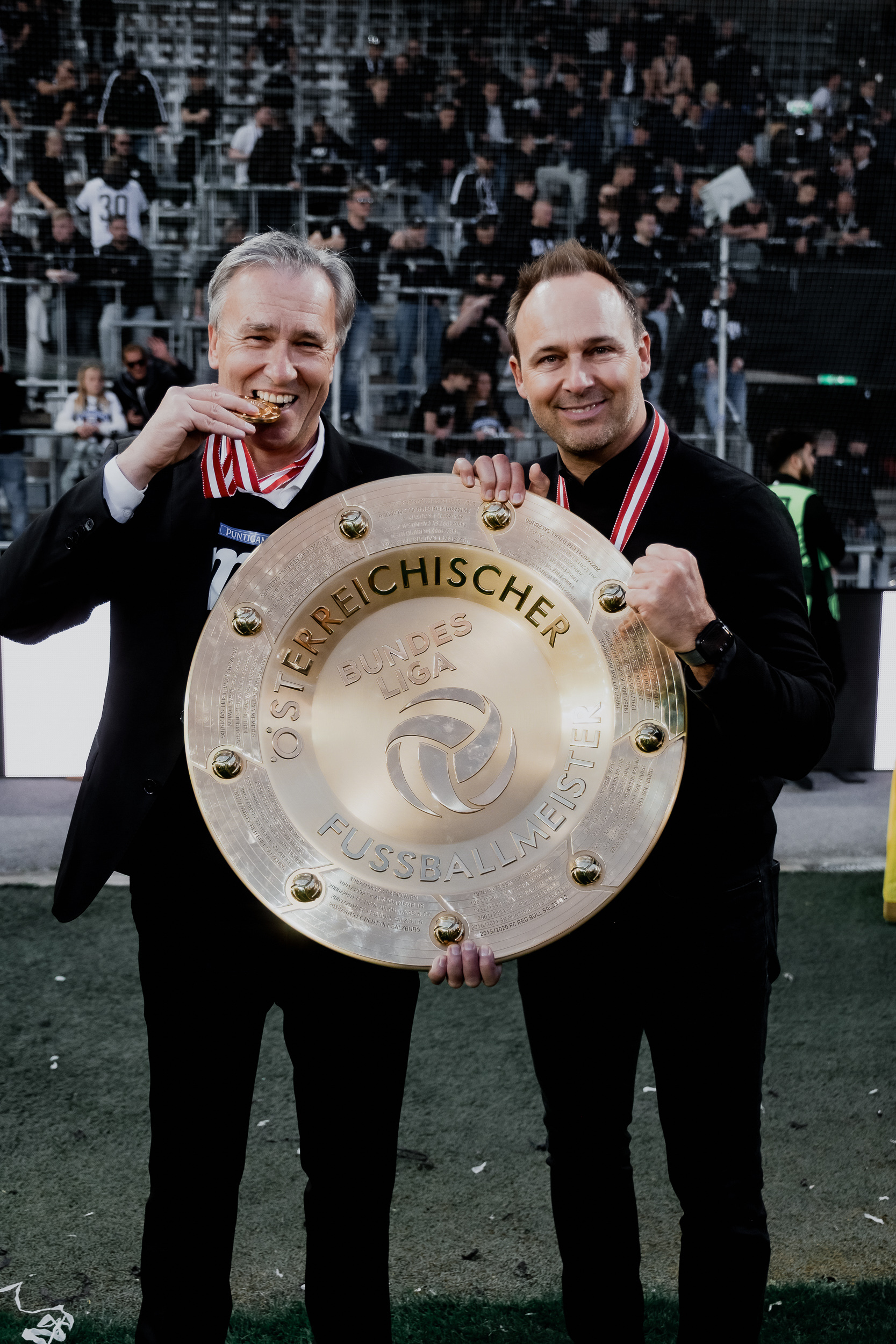 Zwei Männer in einem Stadion.