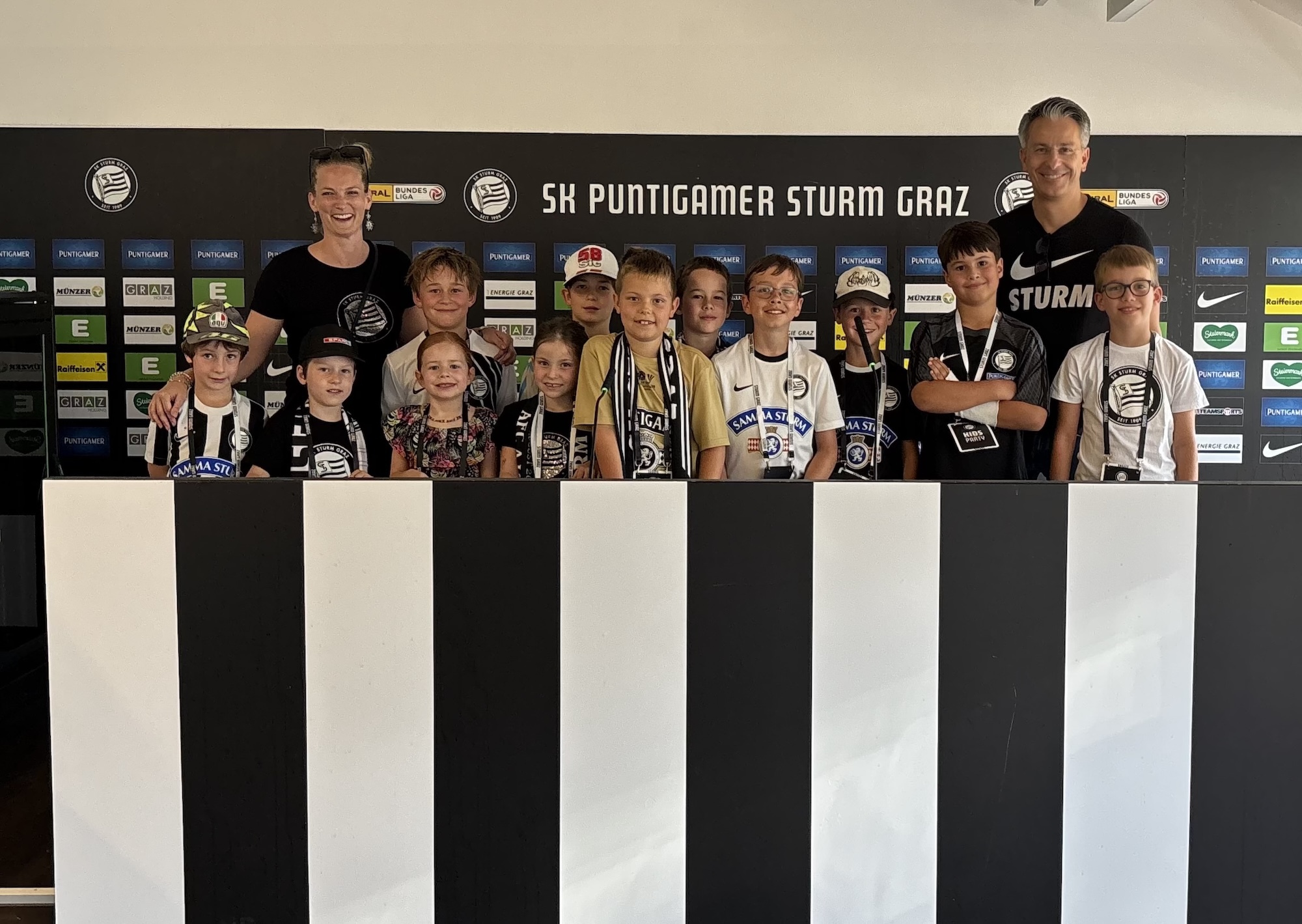 Gruppe im Pressekonferenzraum