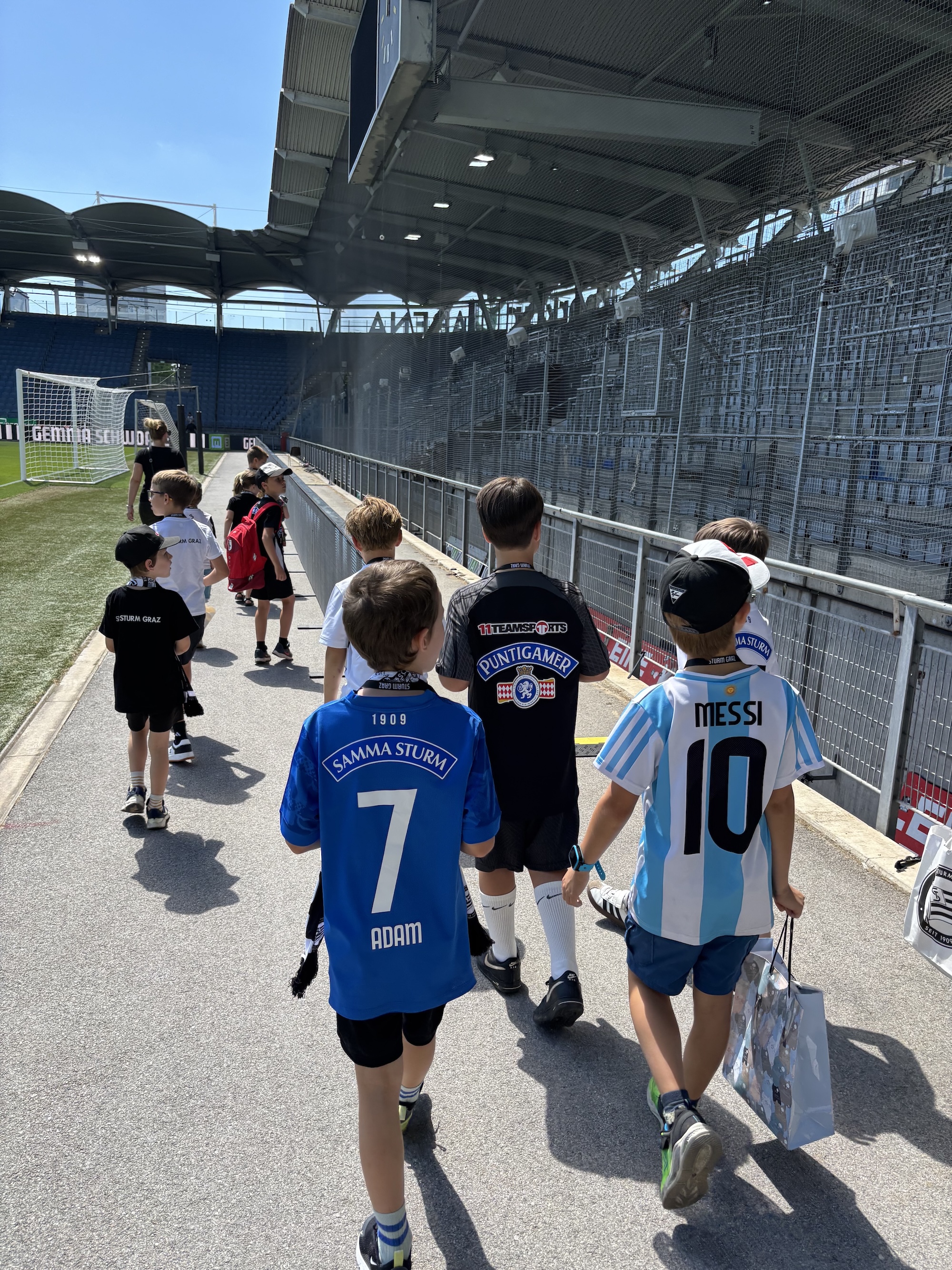 Kinder im Stadion