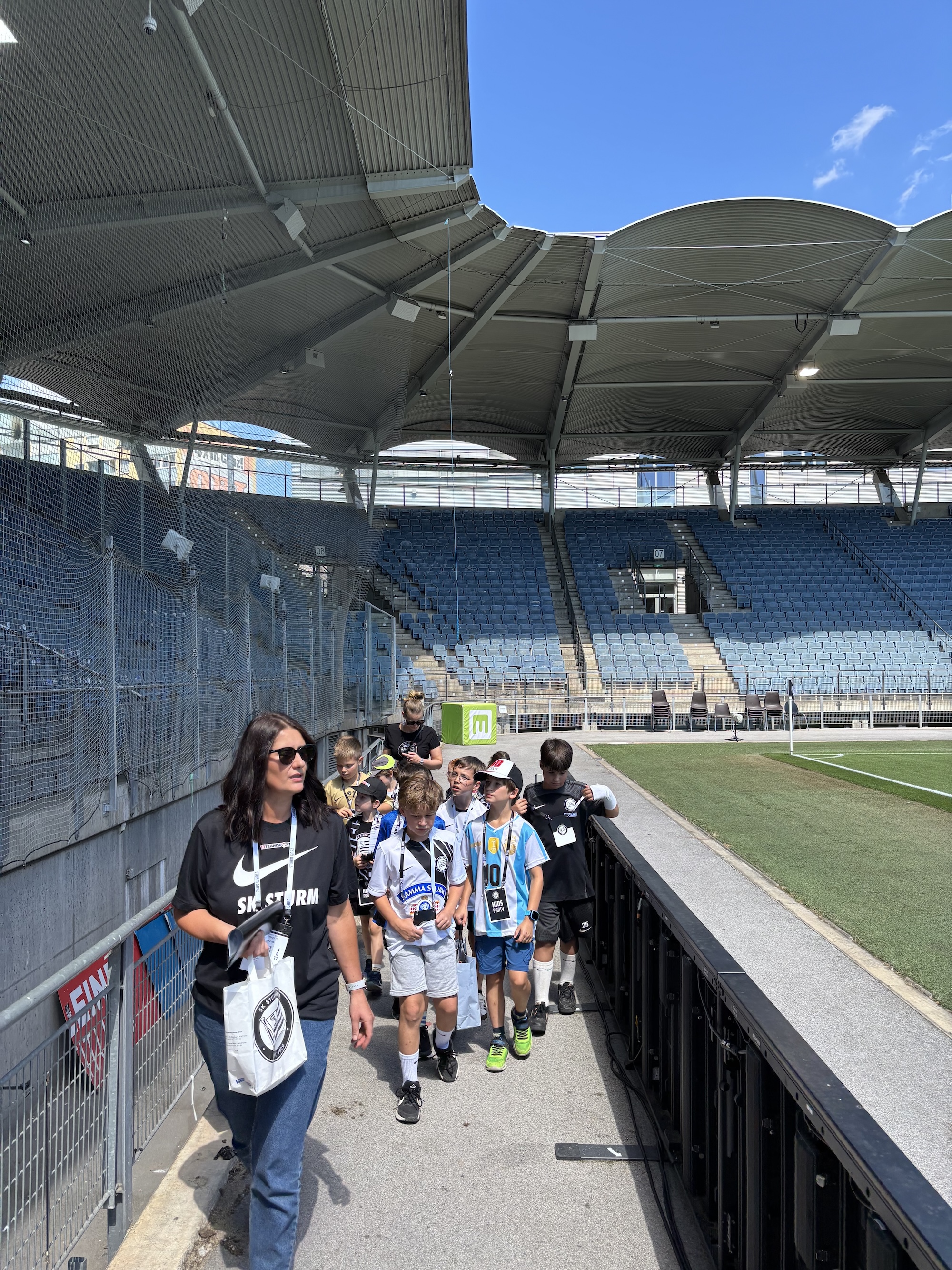 Frau und Kinder im Stadion