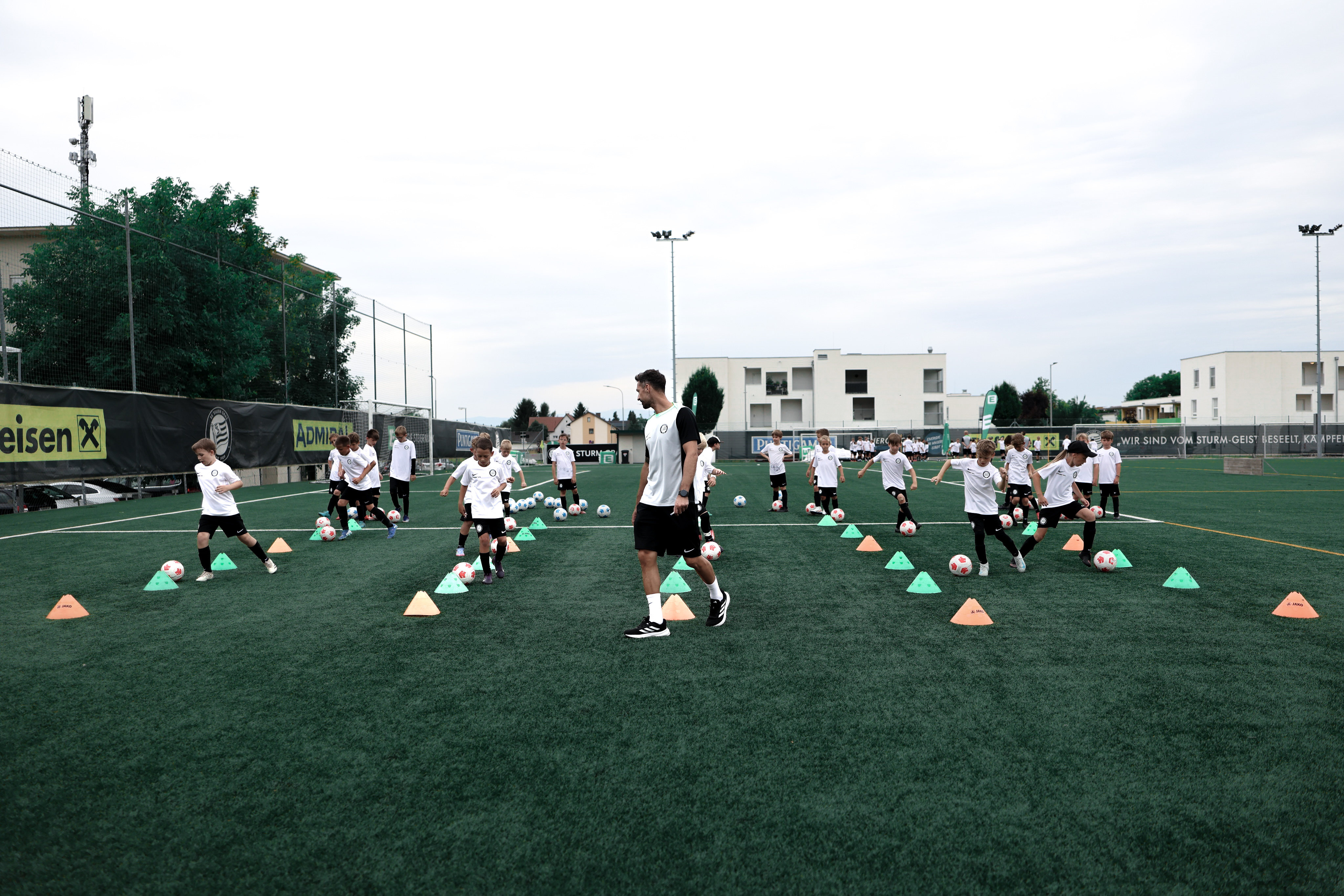 Kinder beim Fußballspielen