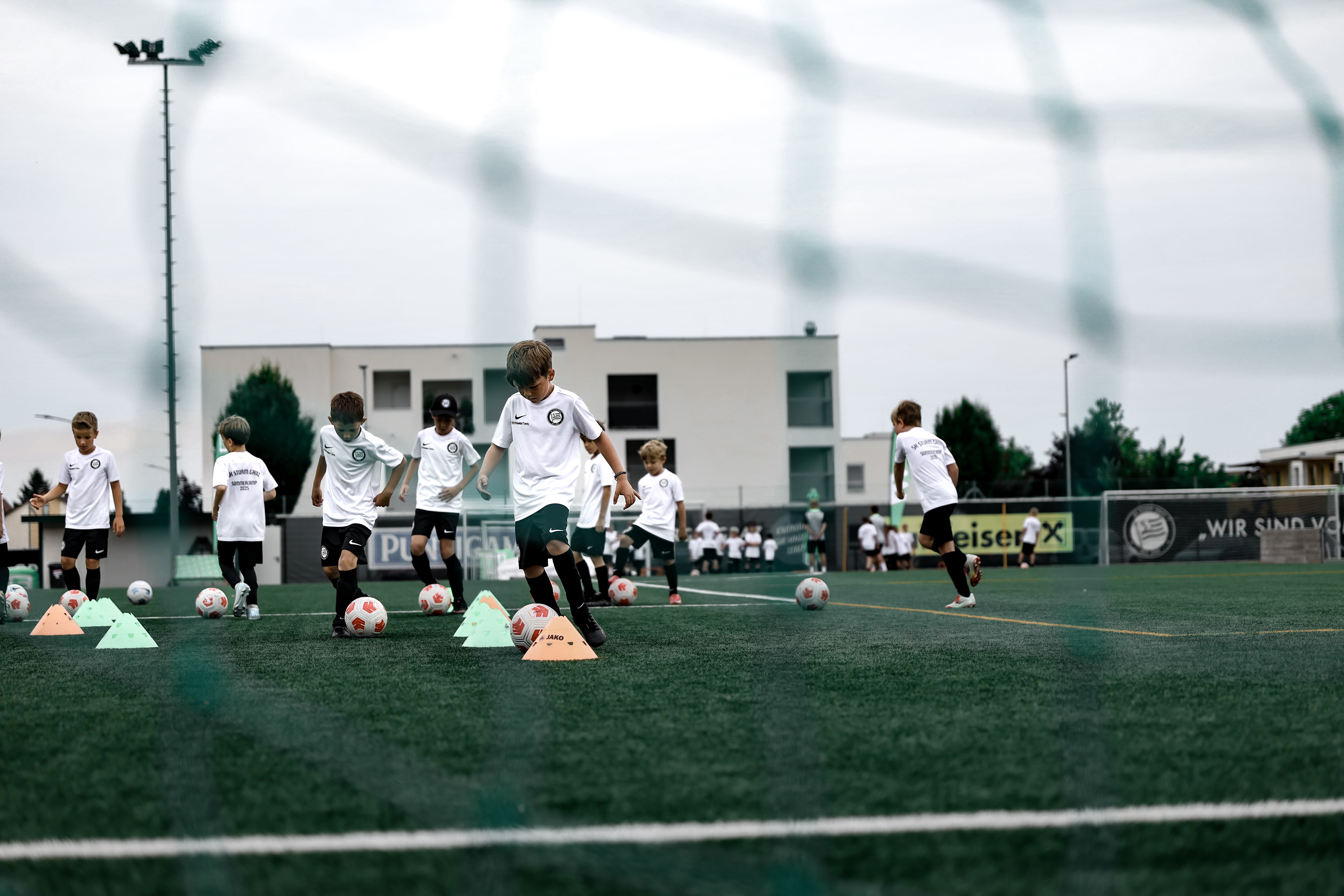 Kinder beim Fußballspielen