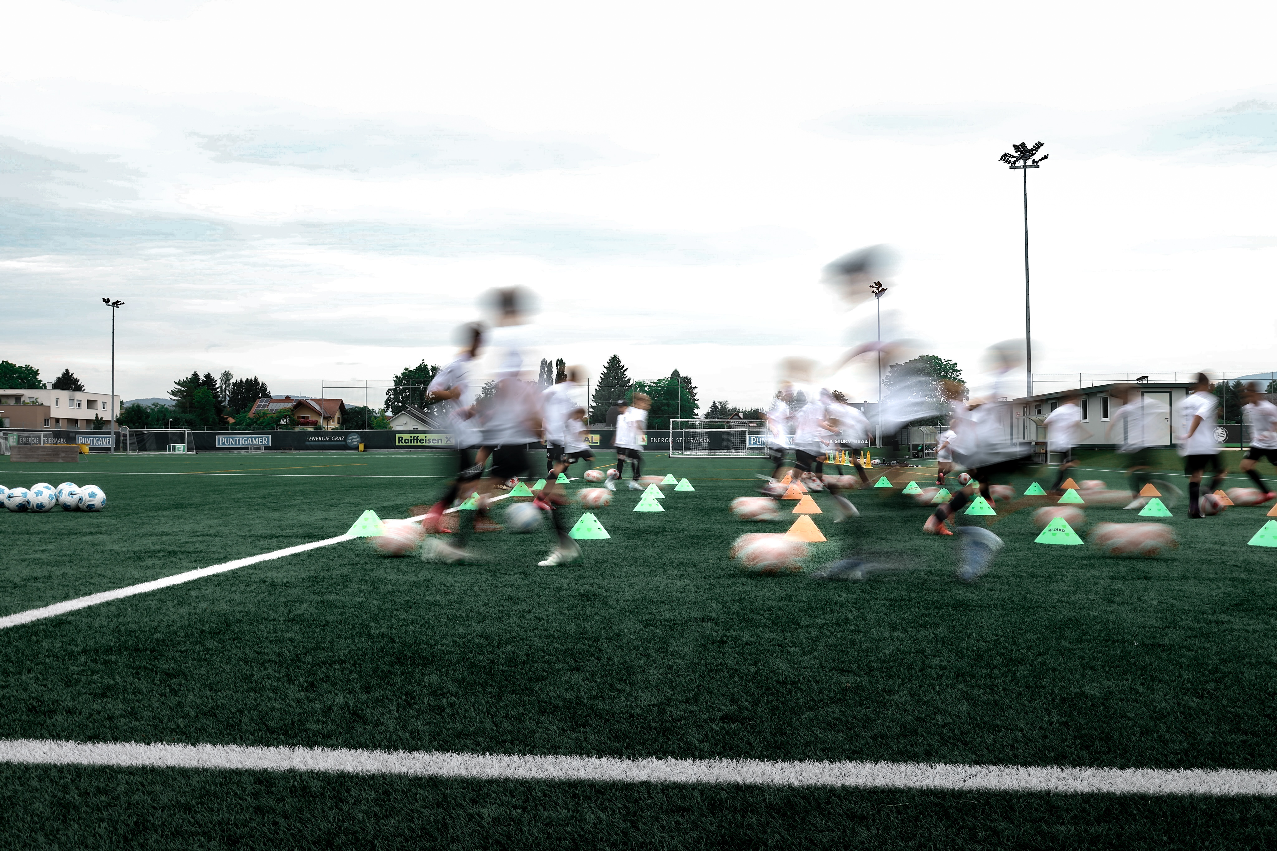 Kinder beim Fußballspielen