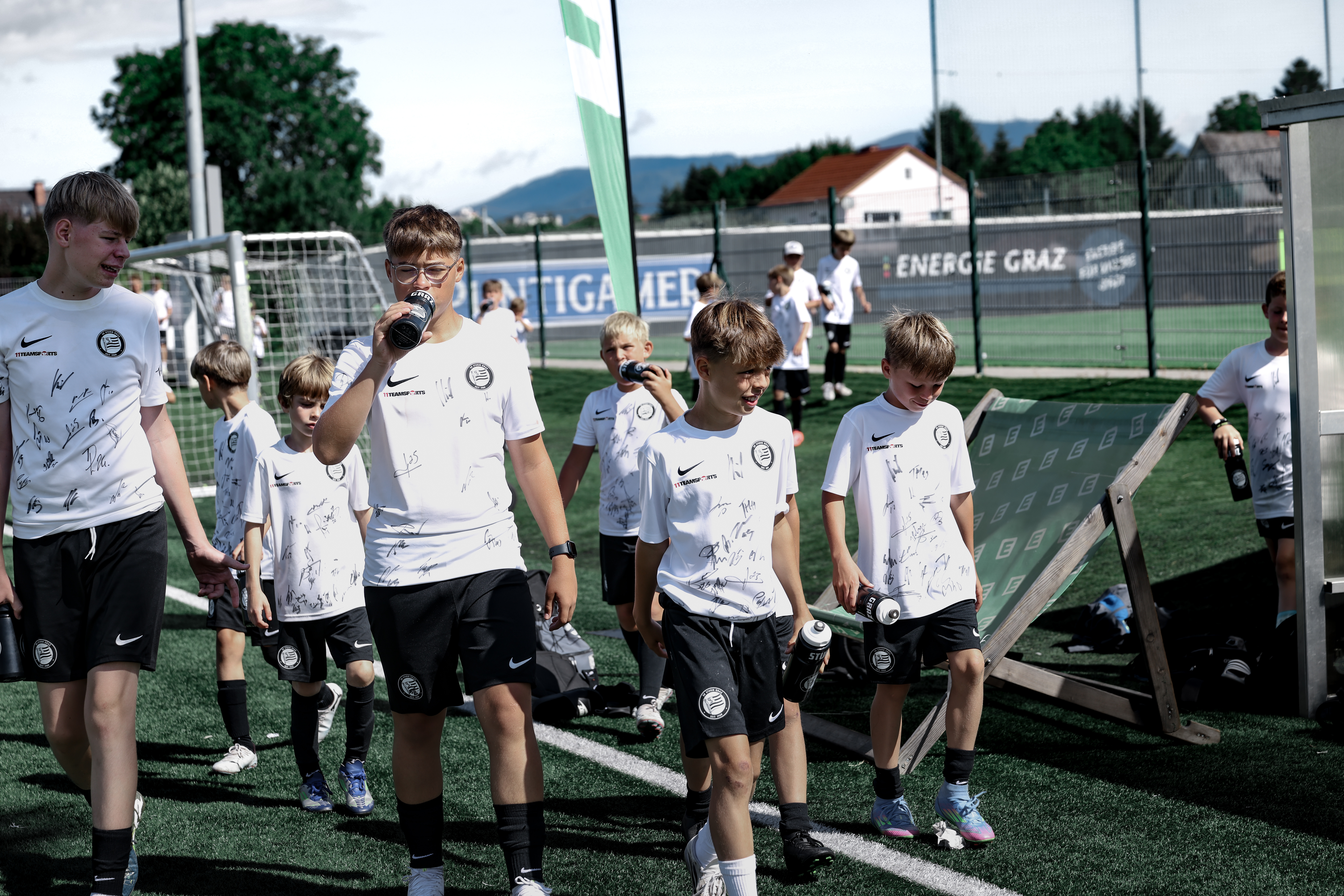 Kinder bei einem Fußballcamp