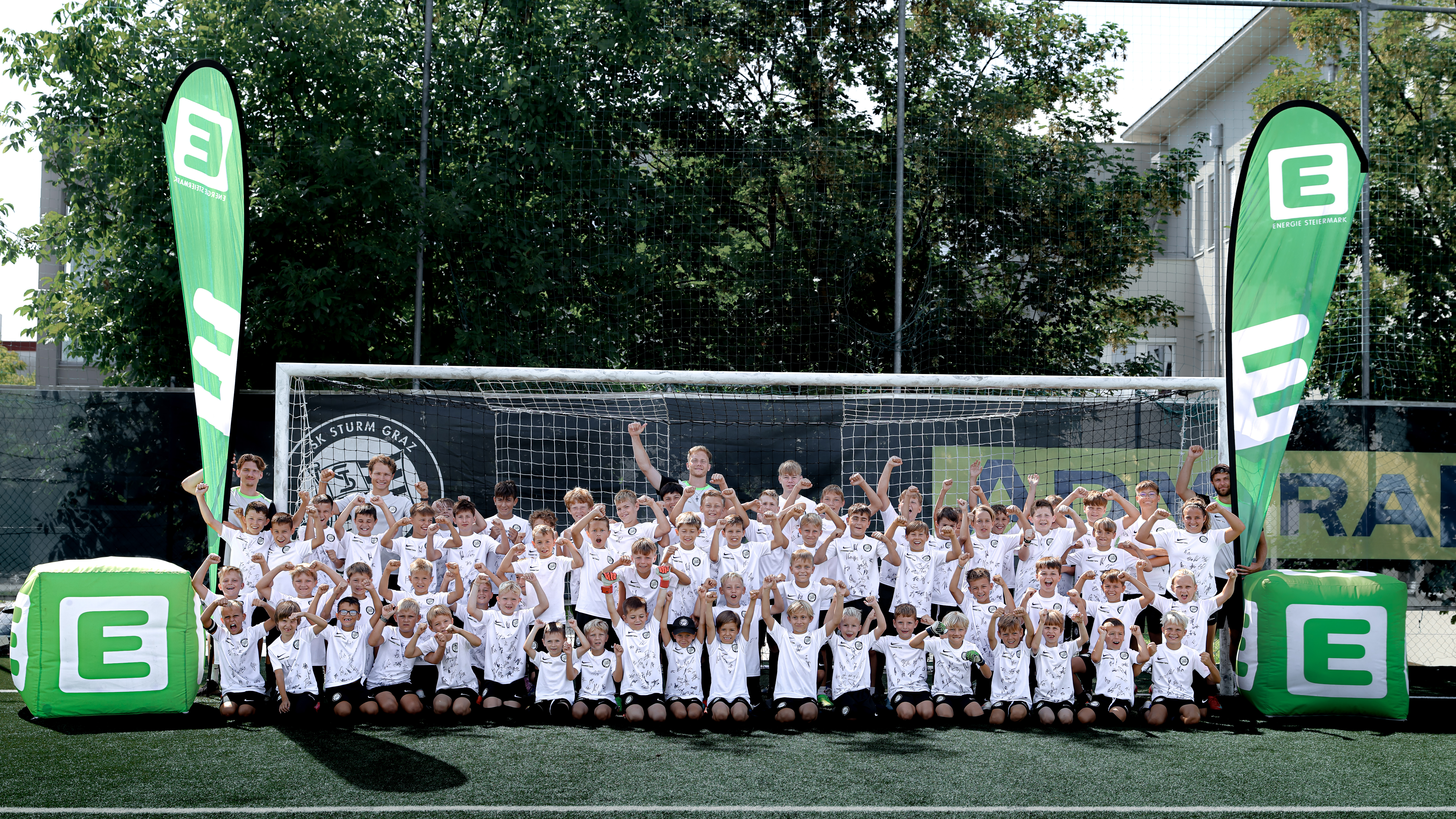 Jubelnde Kinder in einem Fußballtor