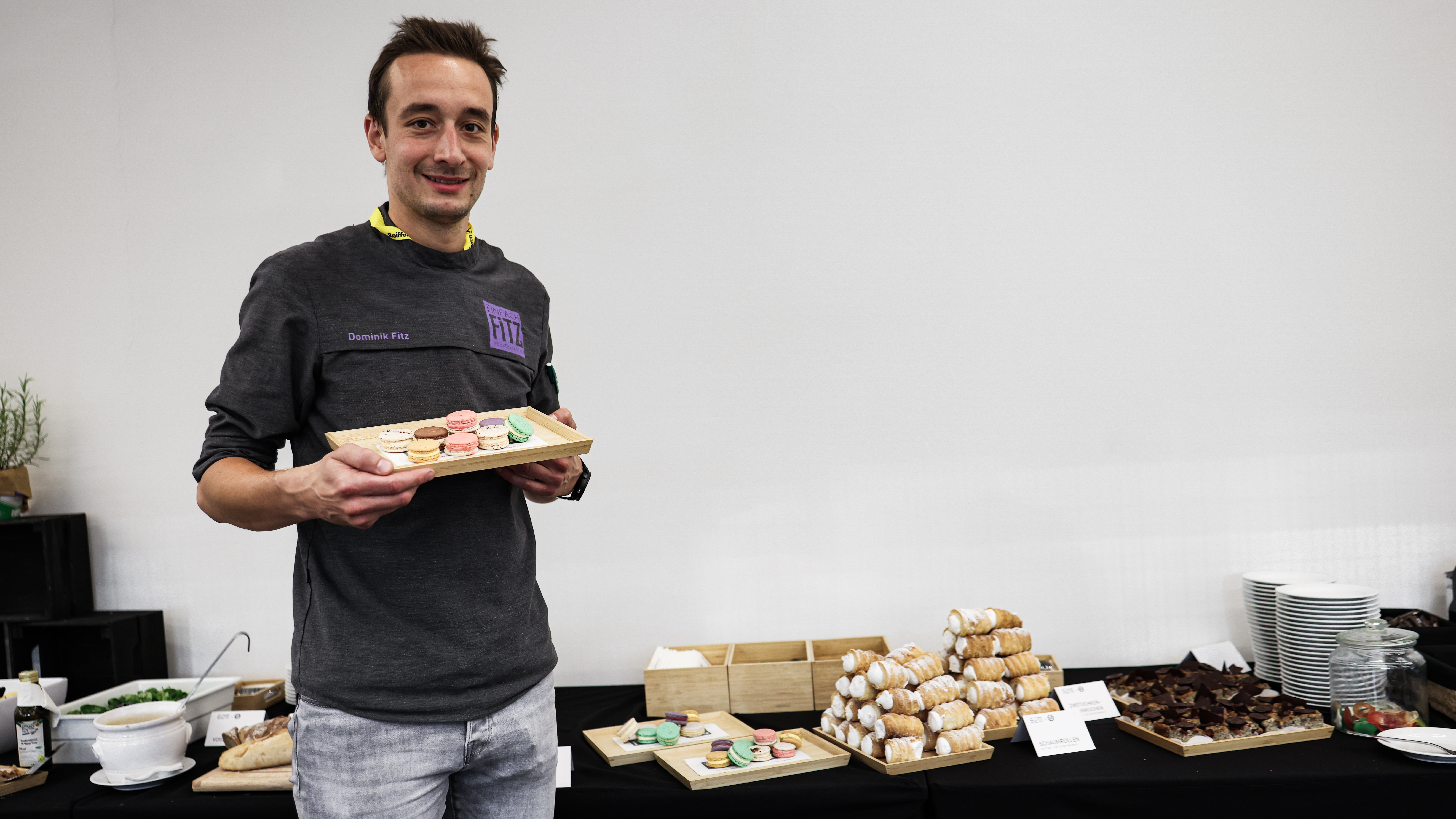 Ein Mann hält Macarons