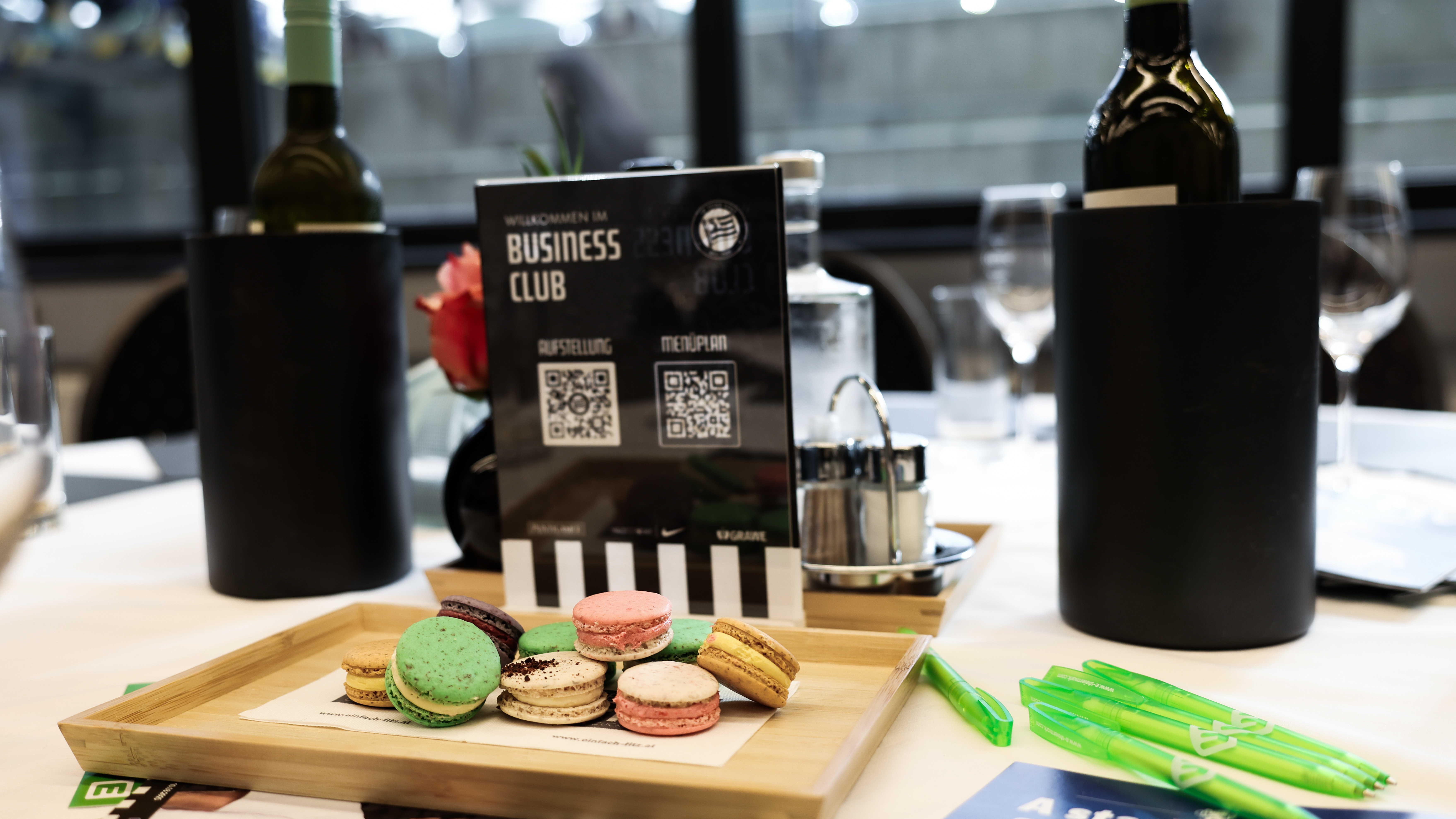 Macarons und Weinflaschen auf einem Tisch