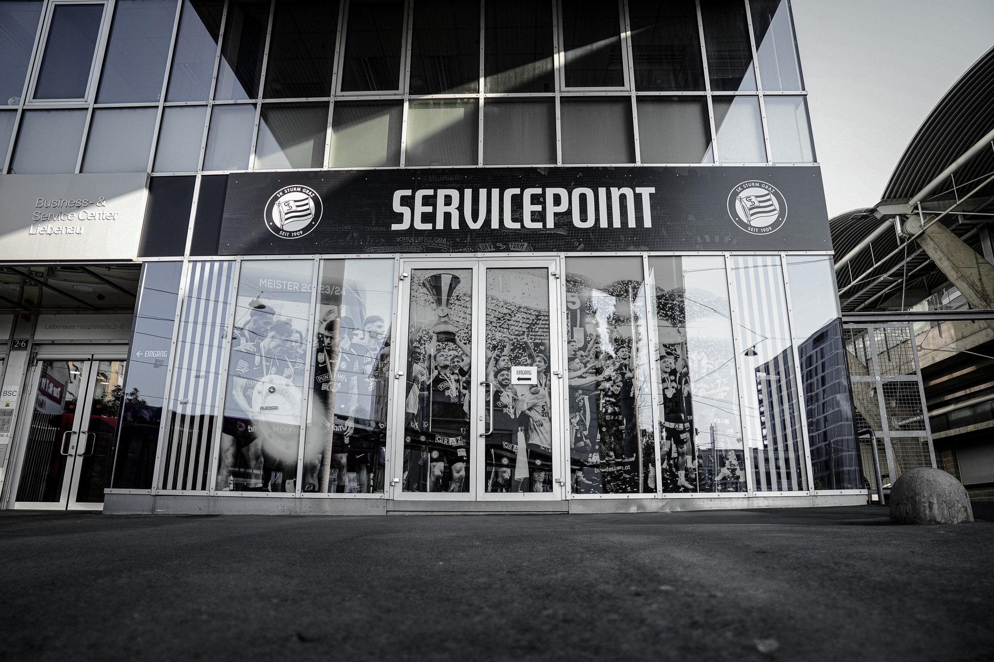 Gebaude von aussen mit Servicepointaufschrift