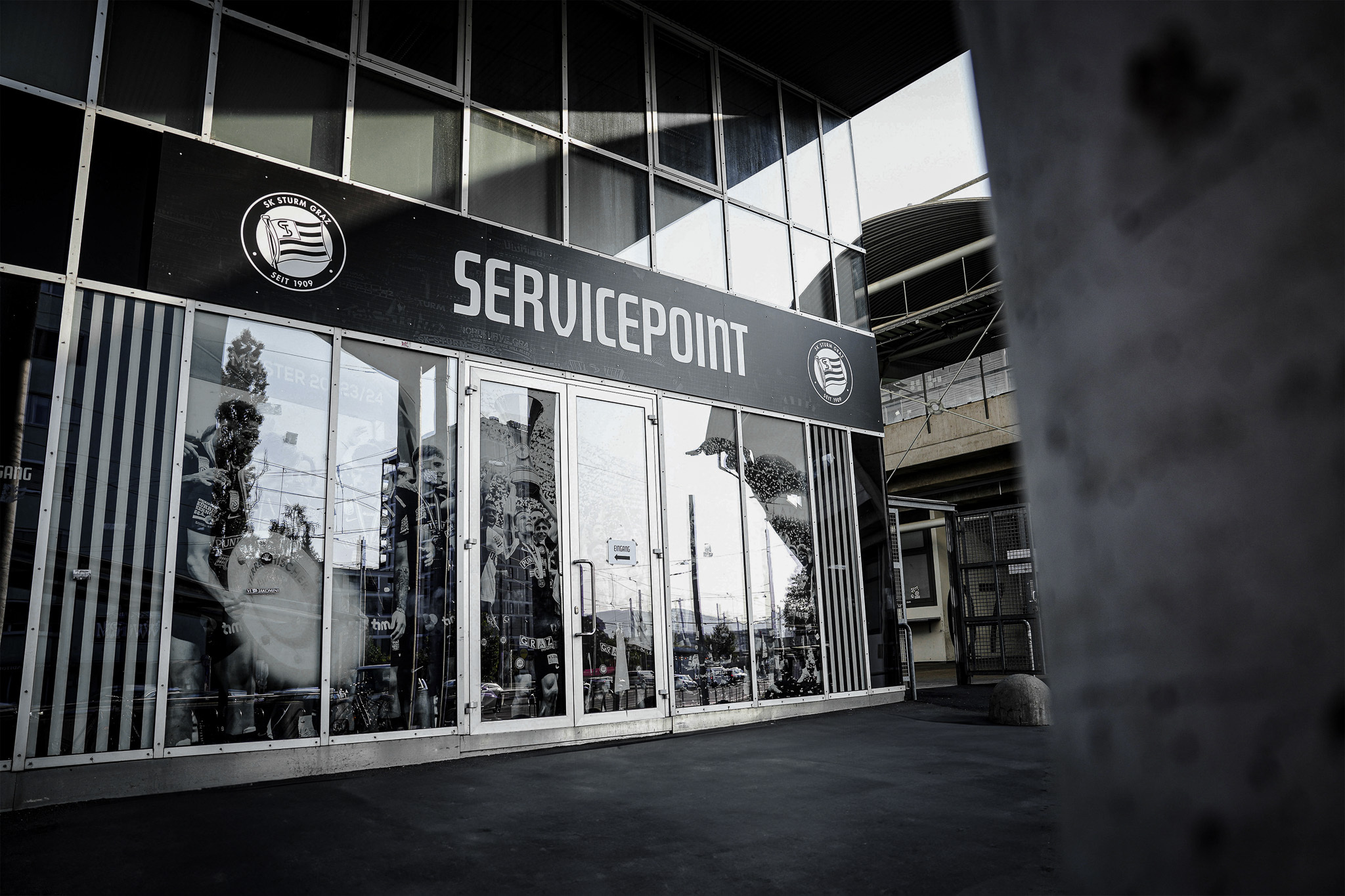 Gebaeude mit Servicepoint Aufschrift