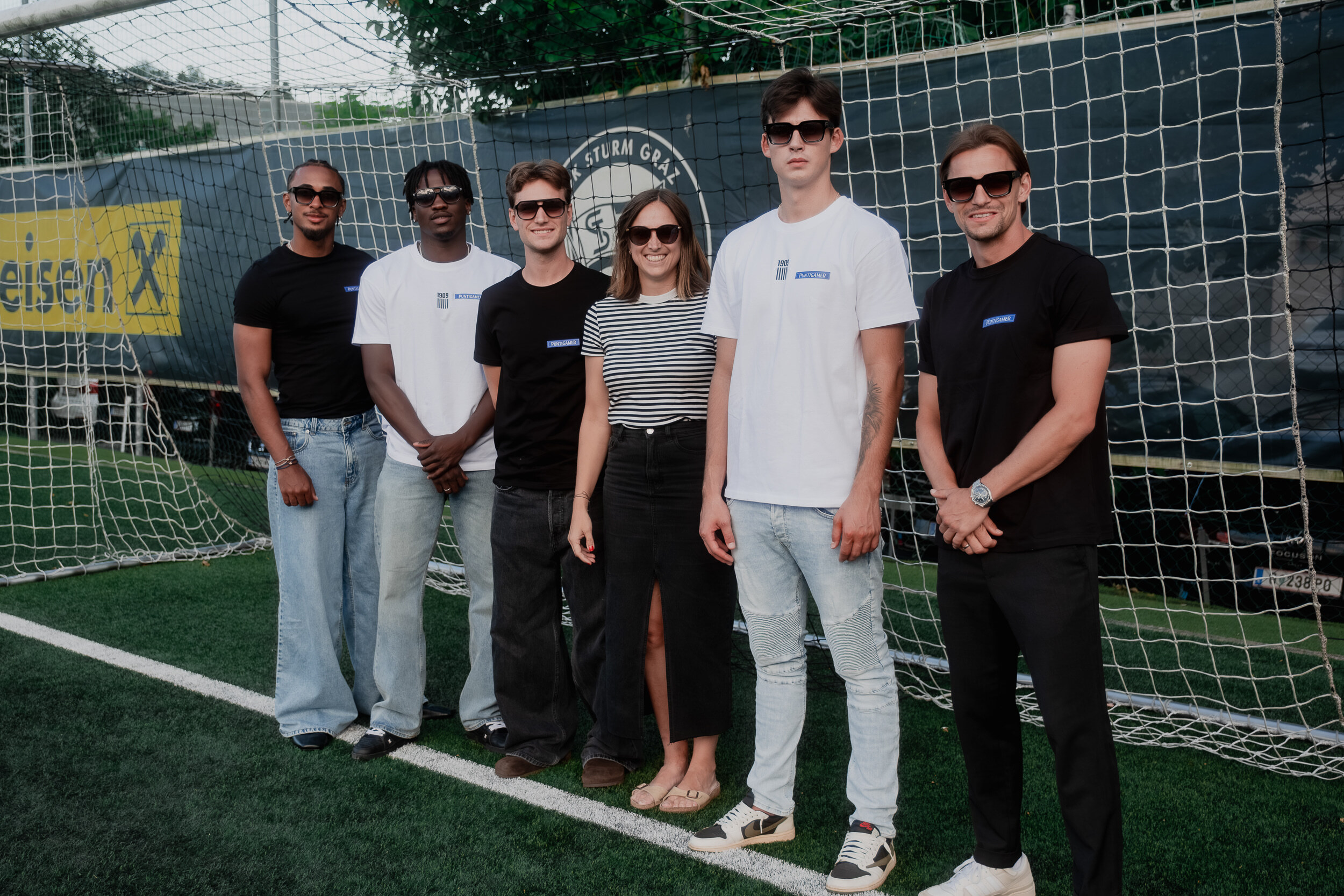 Sechs Personen mit einer Sonnenbrille