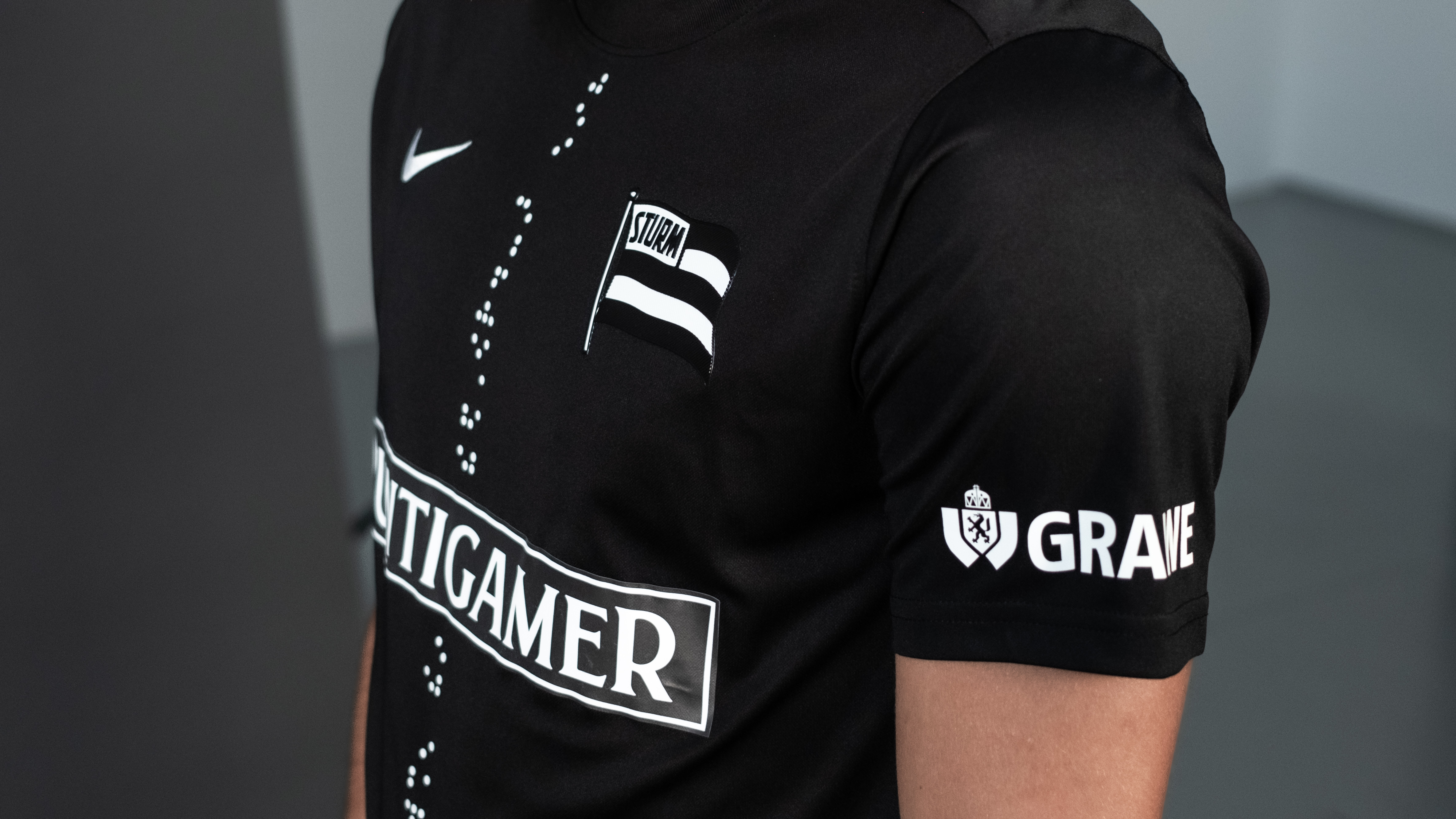 ein schwarzes Trikot