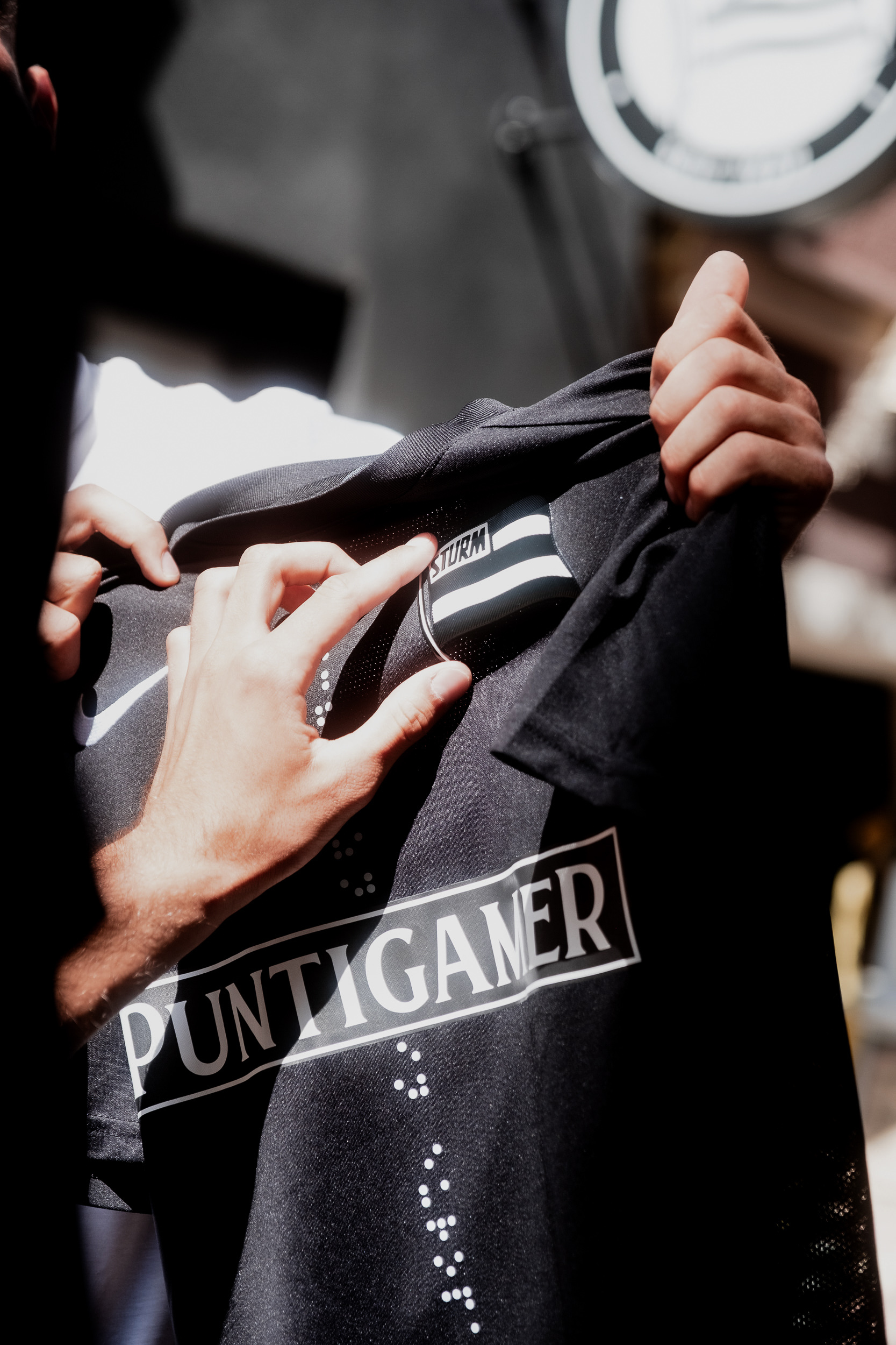 Eine Hand berührt ein Logo auf einem Trikot