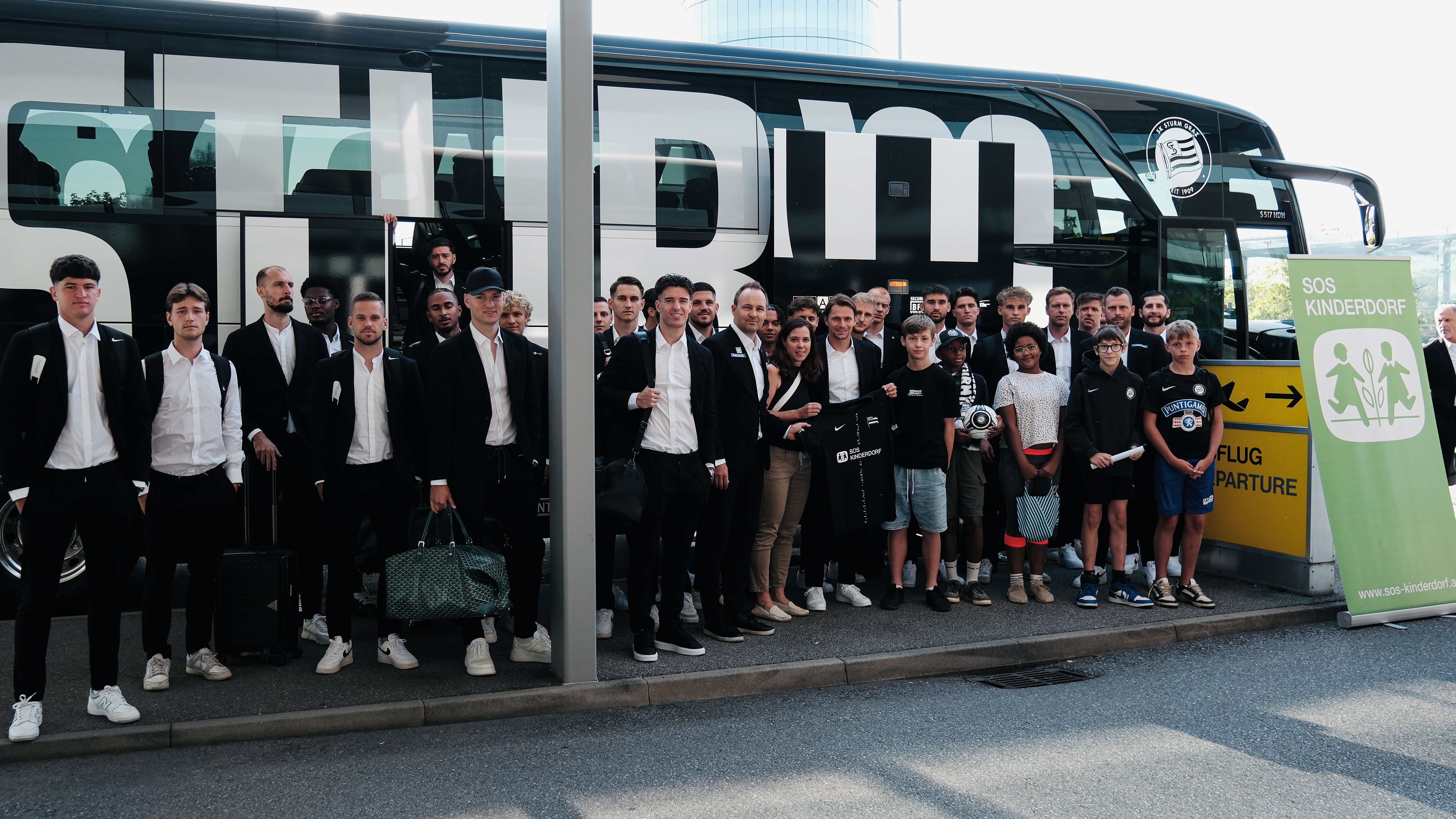 Viele Menschen vor einem Bus