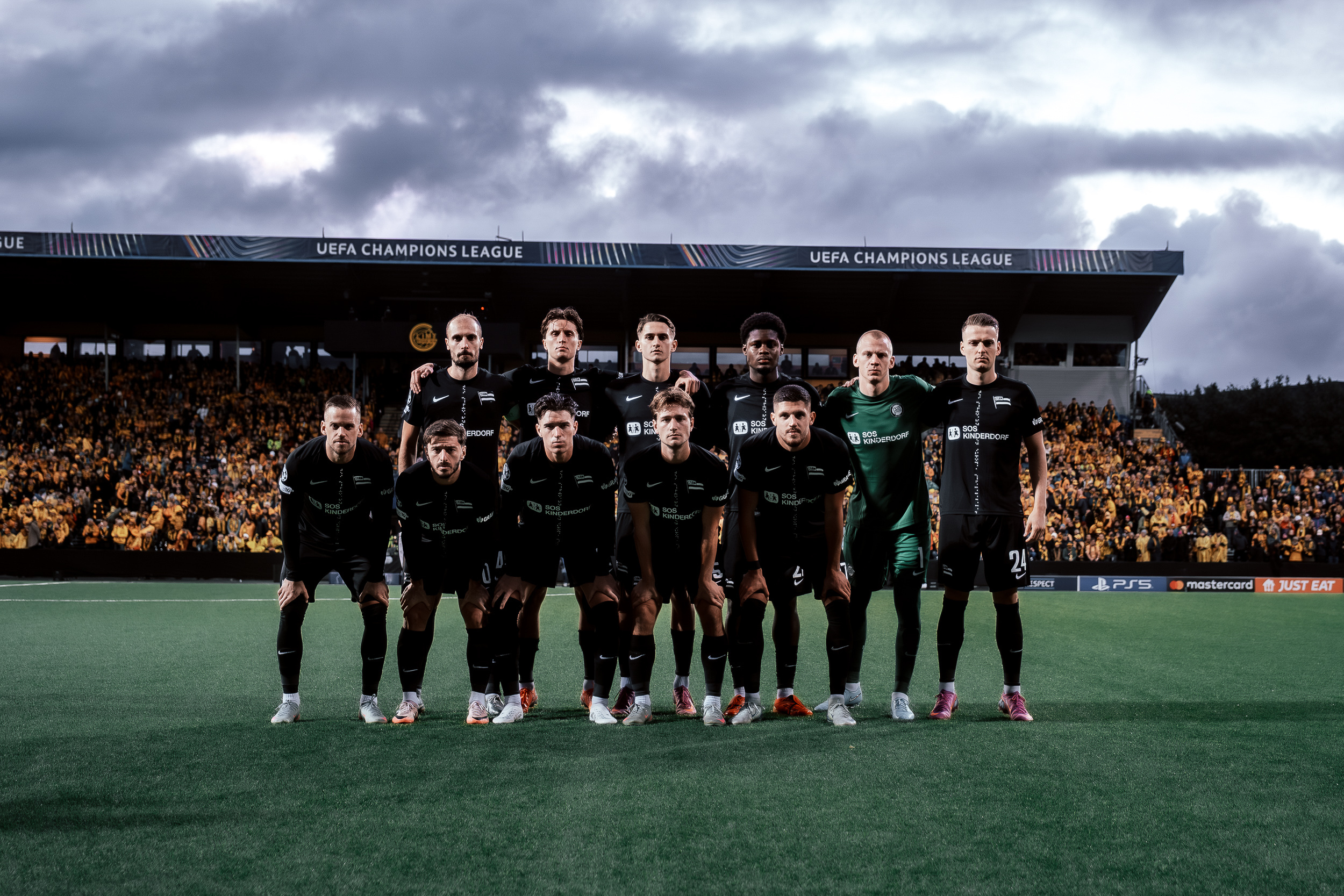 11 Spieler bei einem Mannschaftsfoto am Rasen
