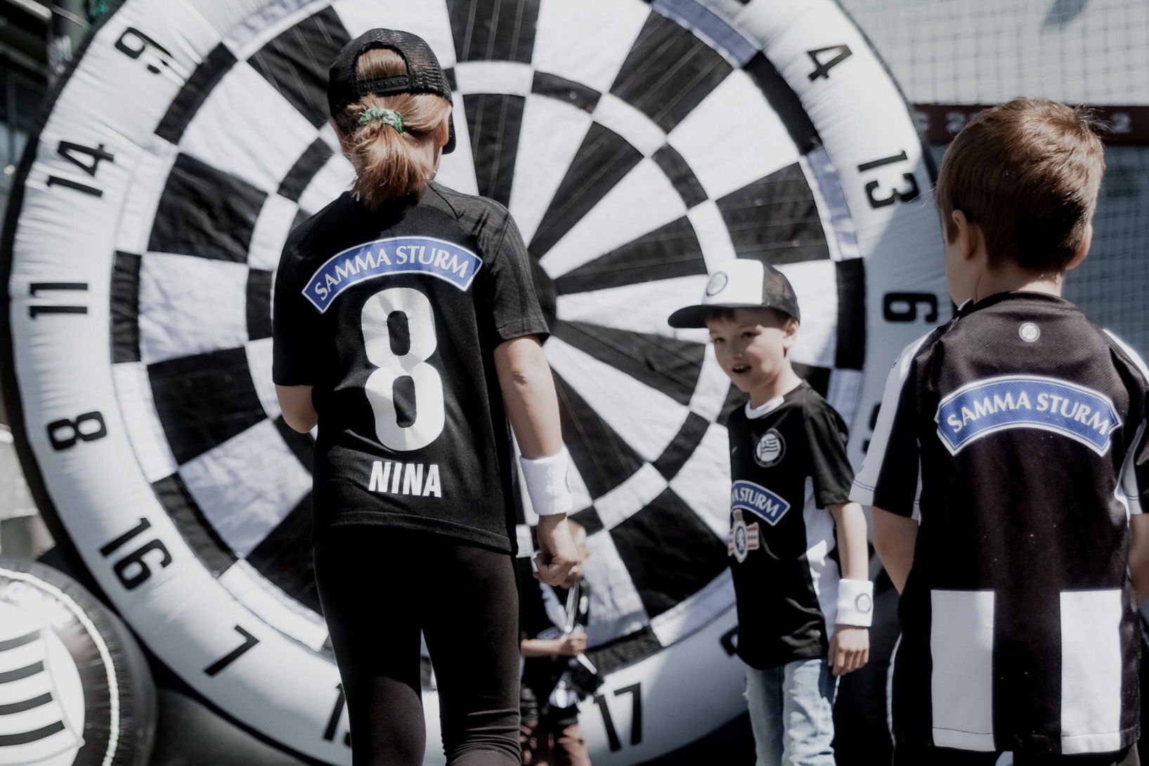 Kinder spielen Fußball-Darts