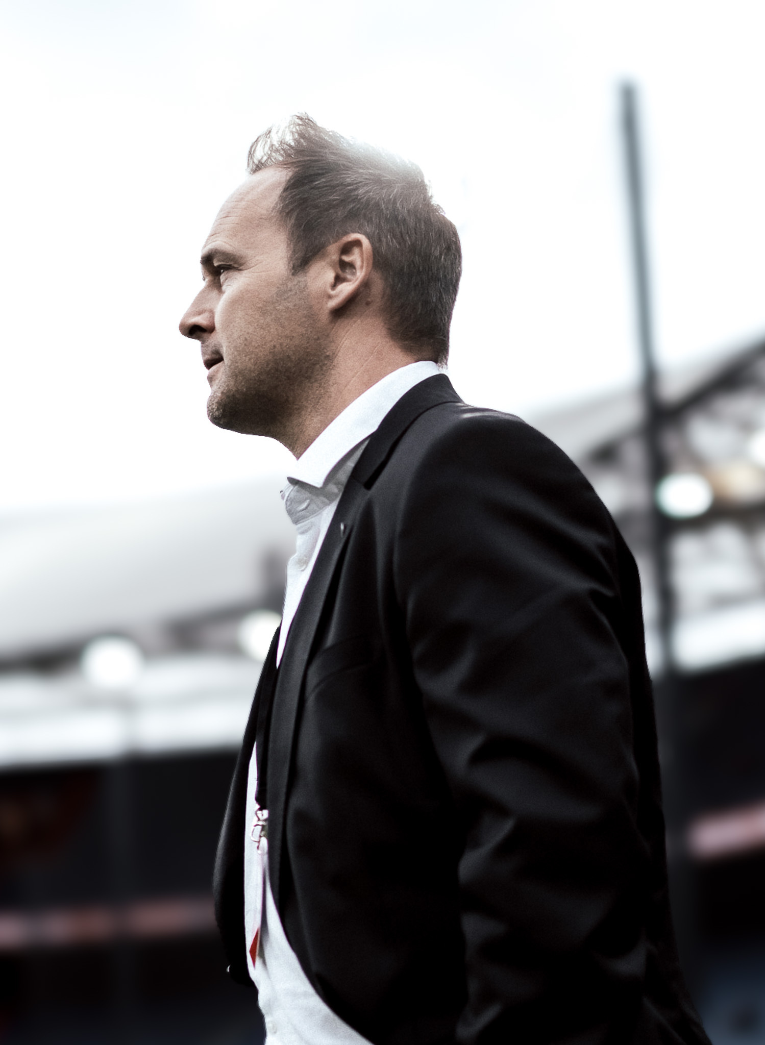 Ein Mann blick im Stadion auf Spielfeld