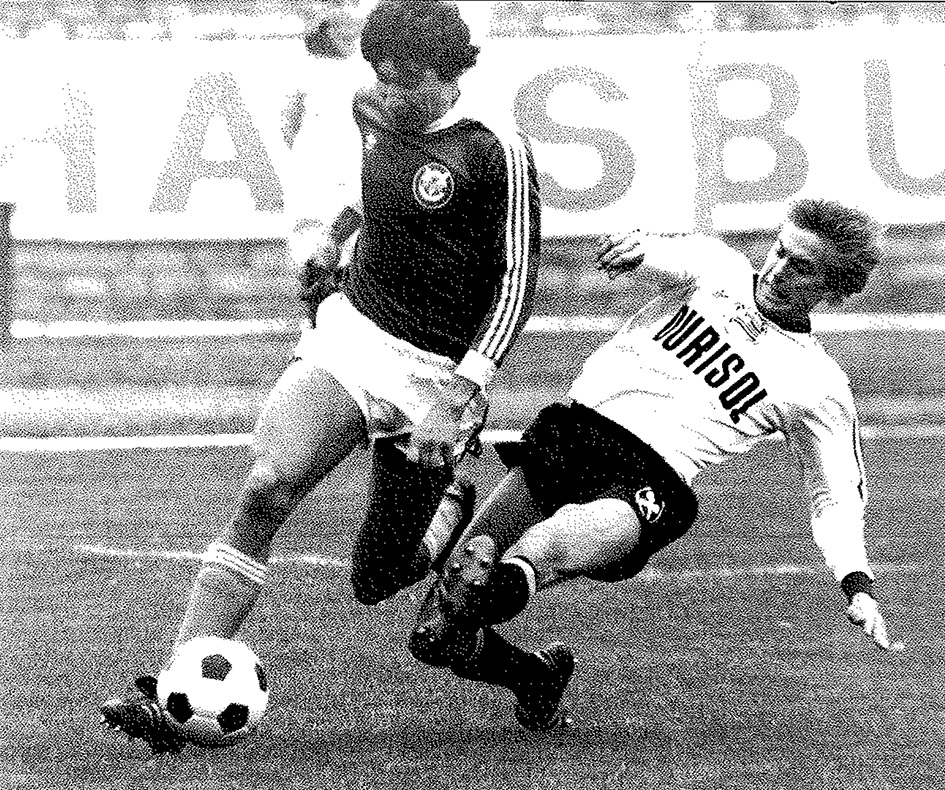 Zwei Männer spielen Fußball