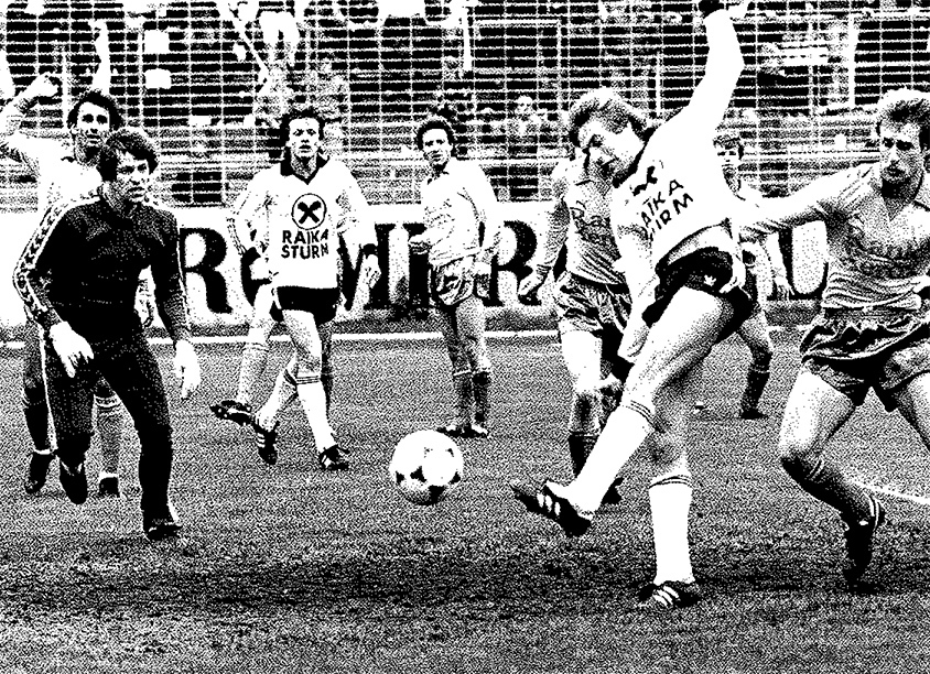 Mehrere Männer beim Fußballspielen