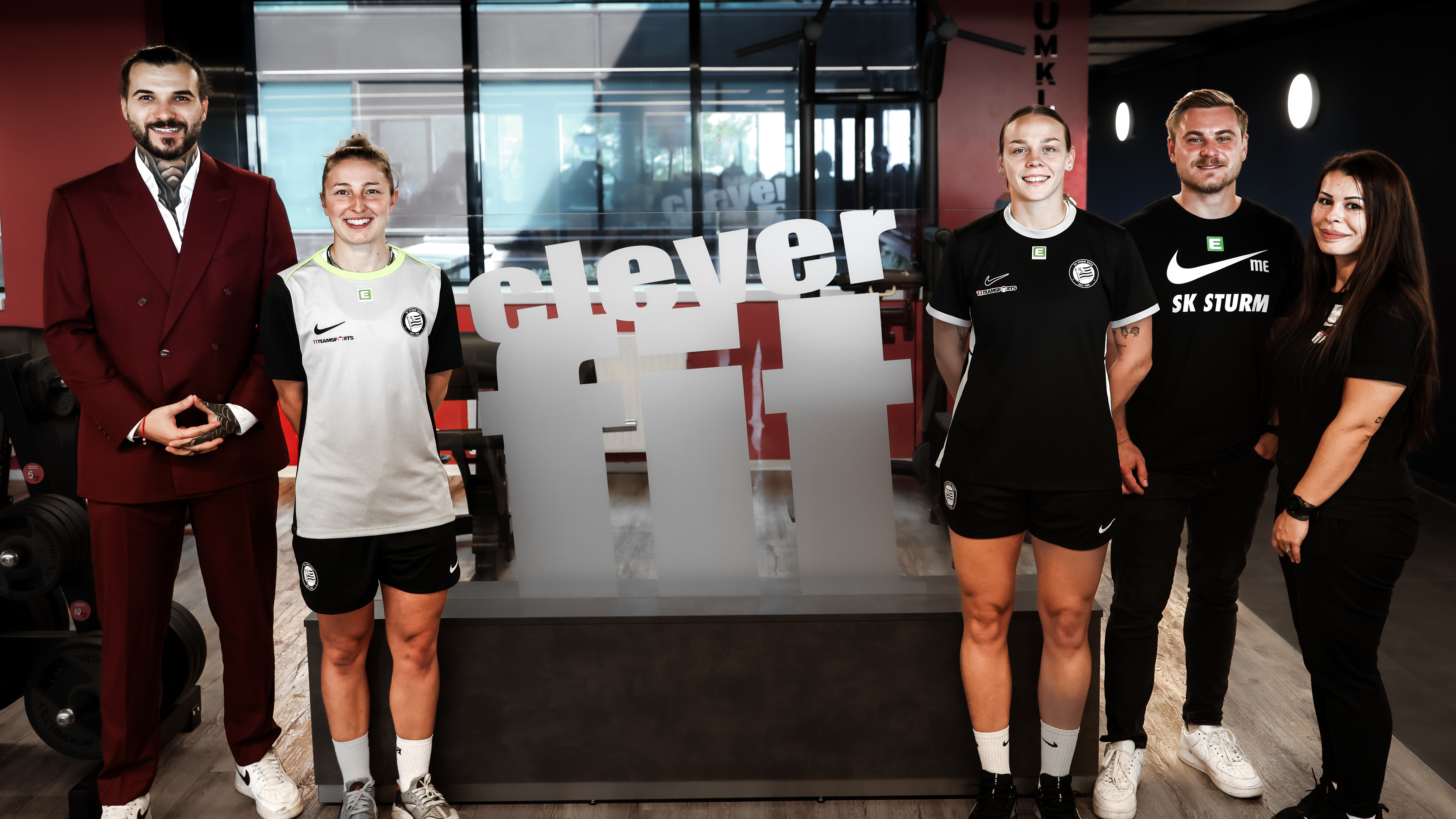 5 Personen im Fitnessstudio