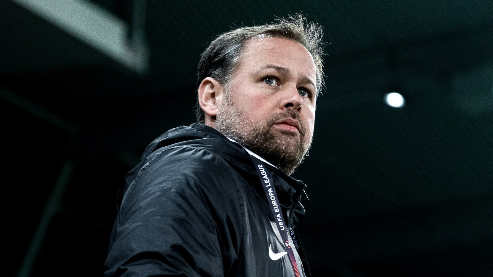 Ein Mann posiert am Spielfled