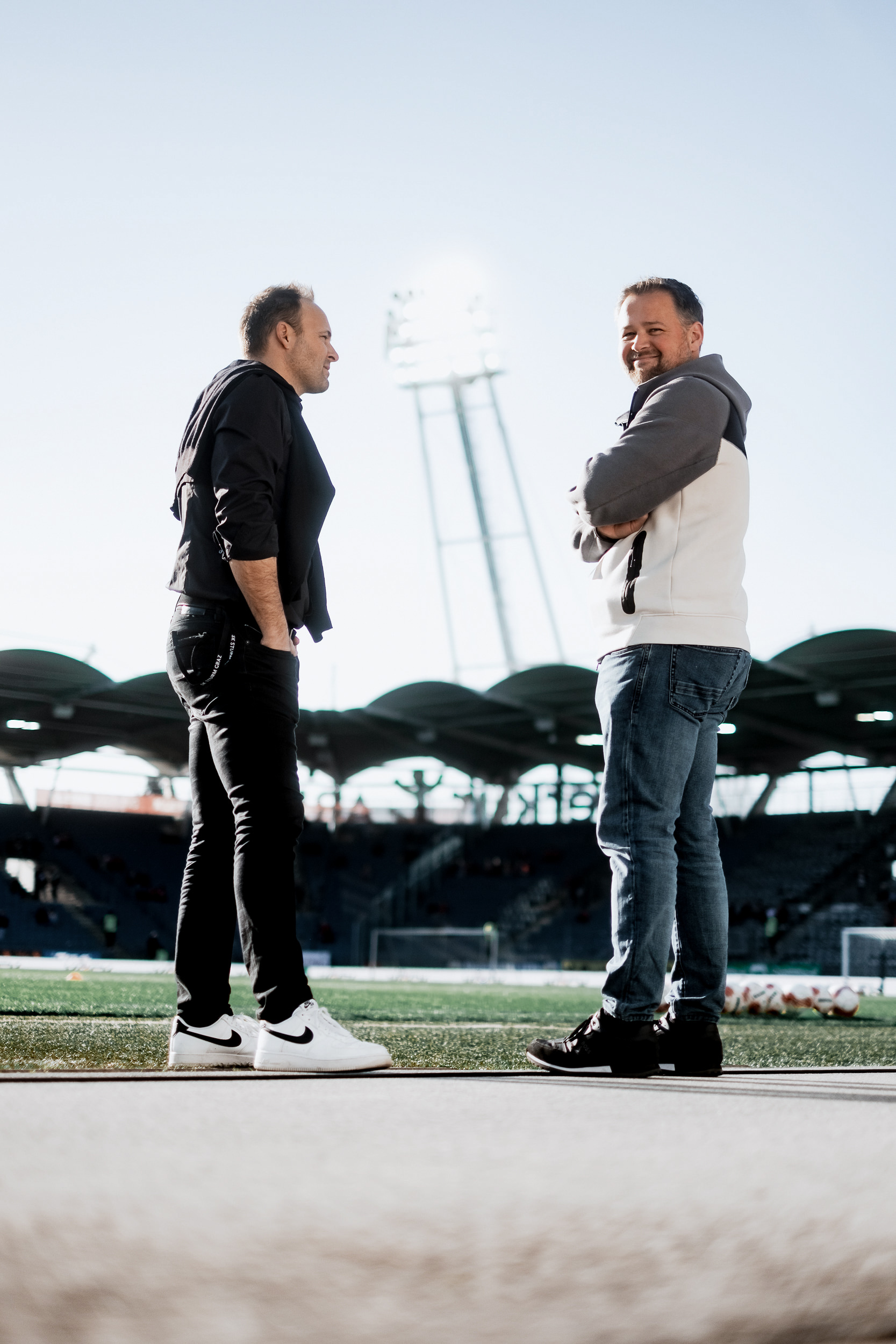 Zwei Männer am Spielfeld