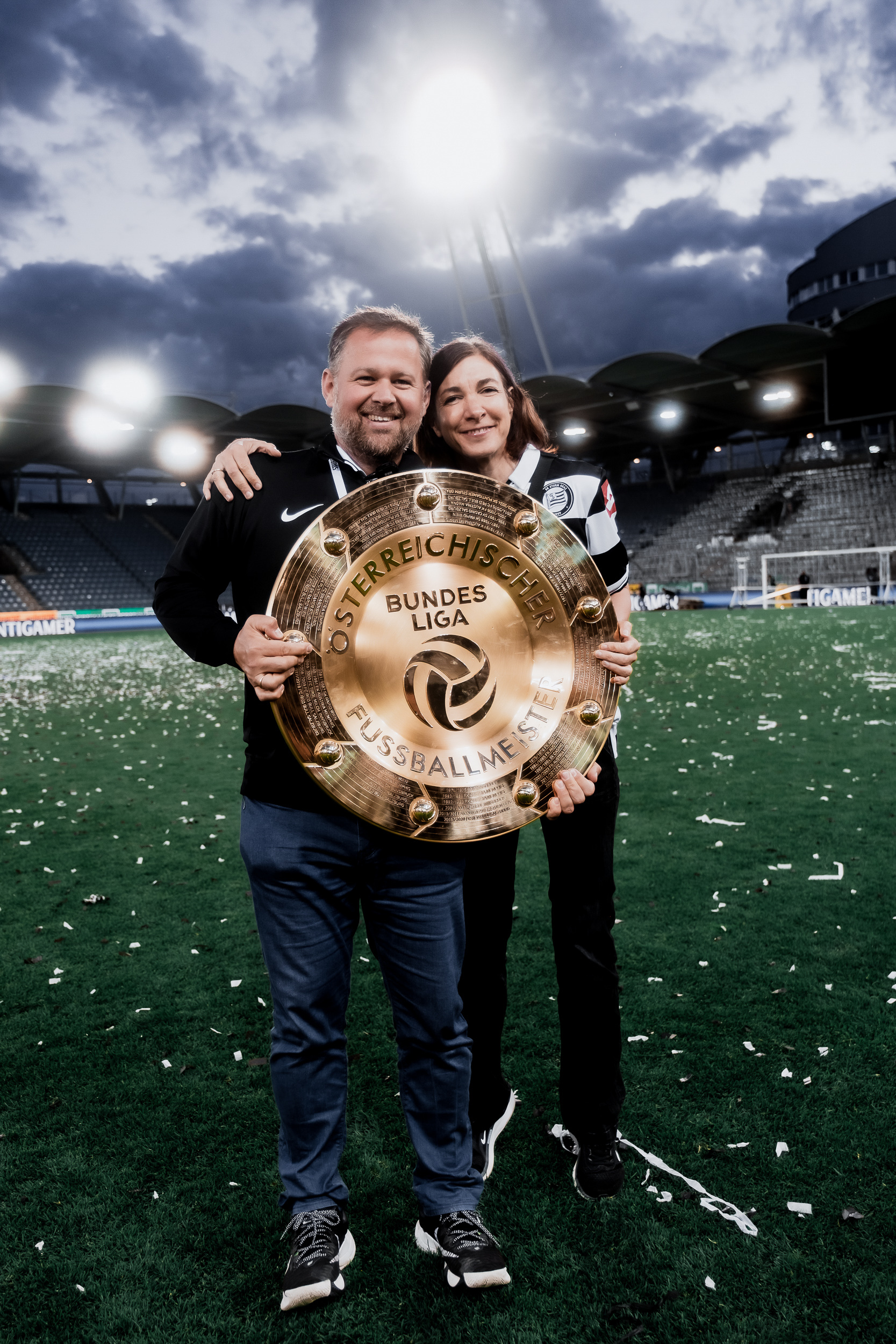 Ein Mann und eine Frau im Stadion