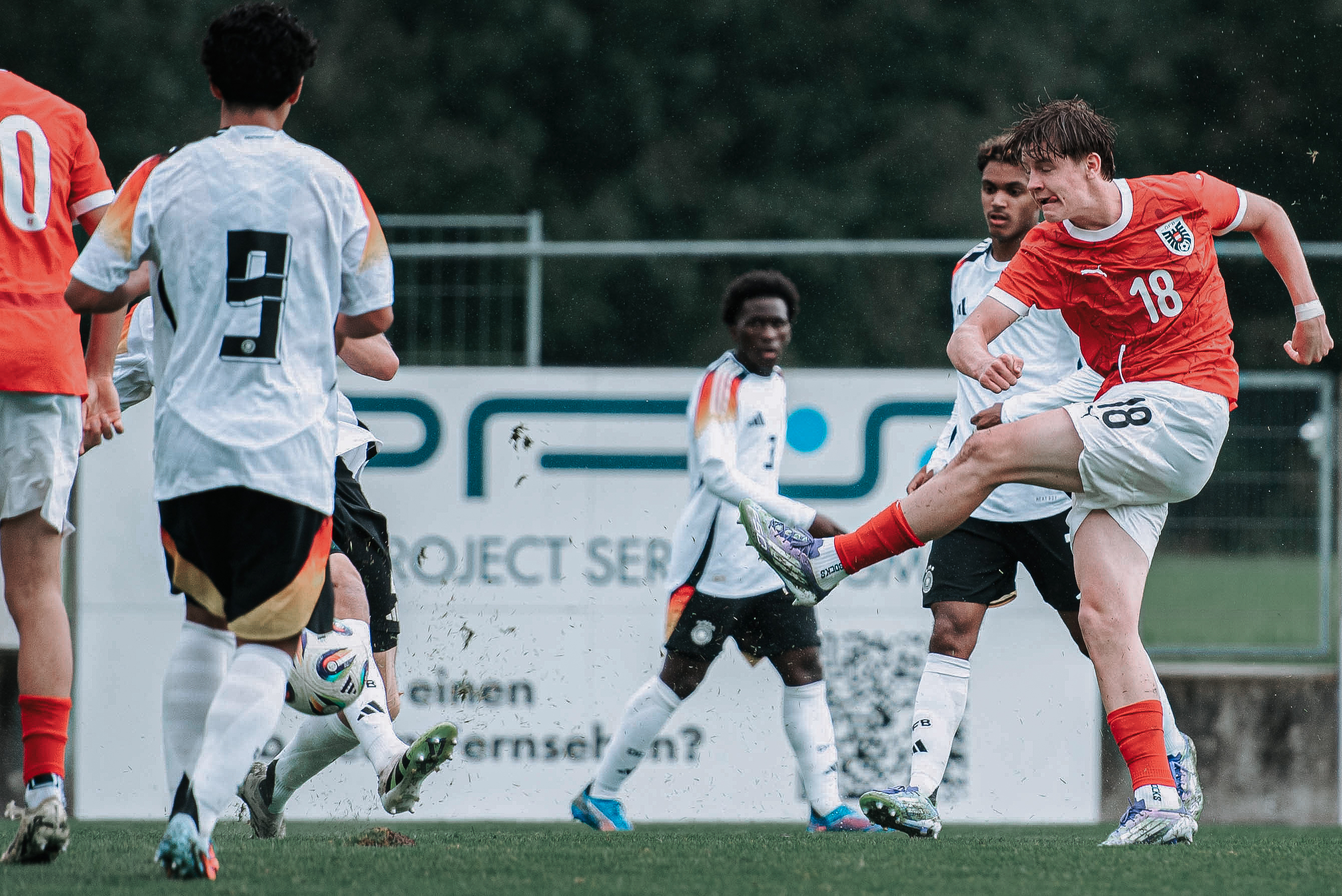 Junge Männer spielen Fußball.