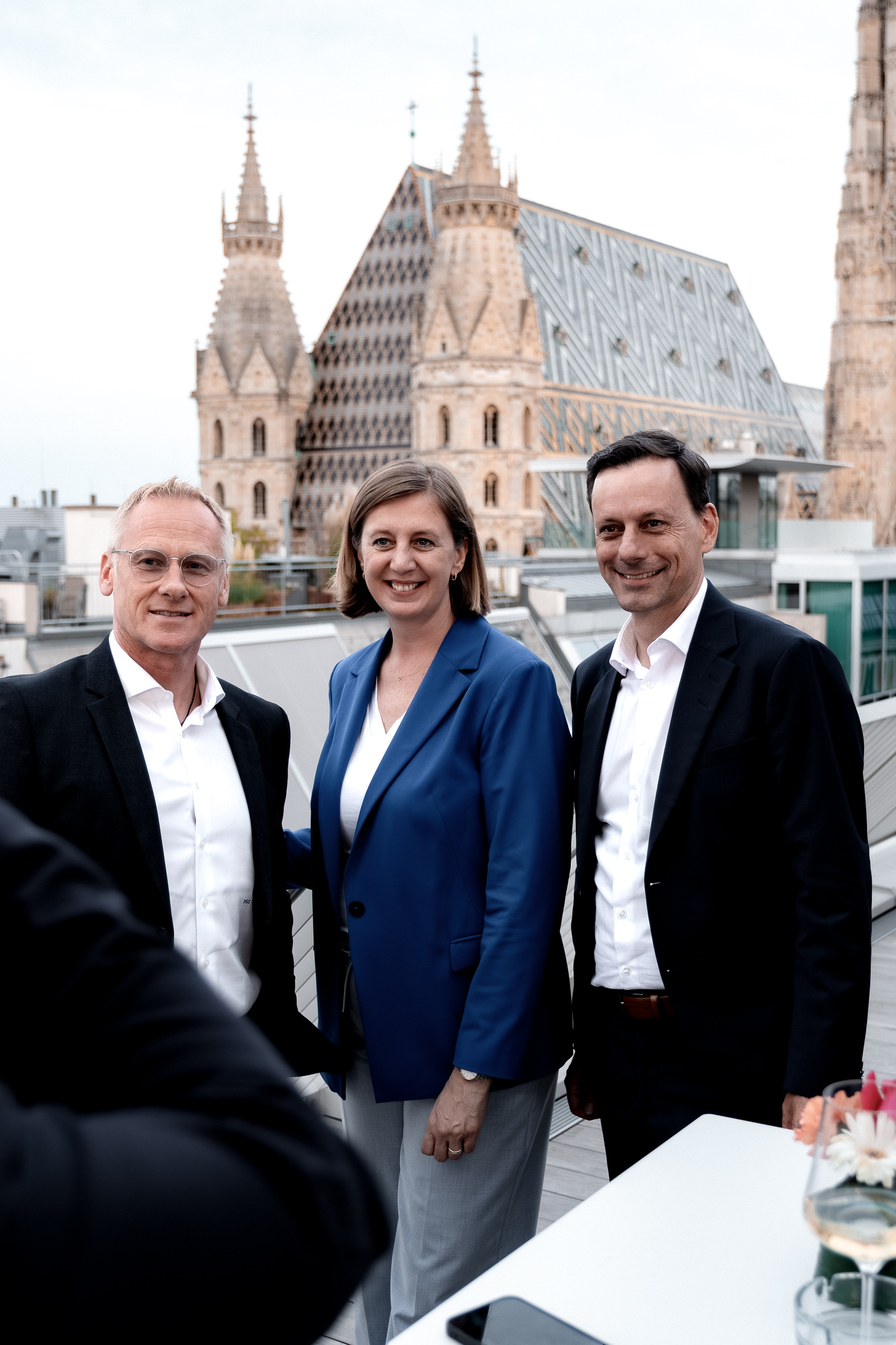 Personen posieren für ein Foto
