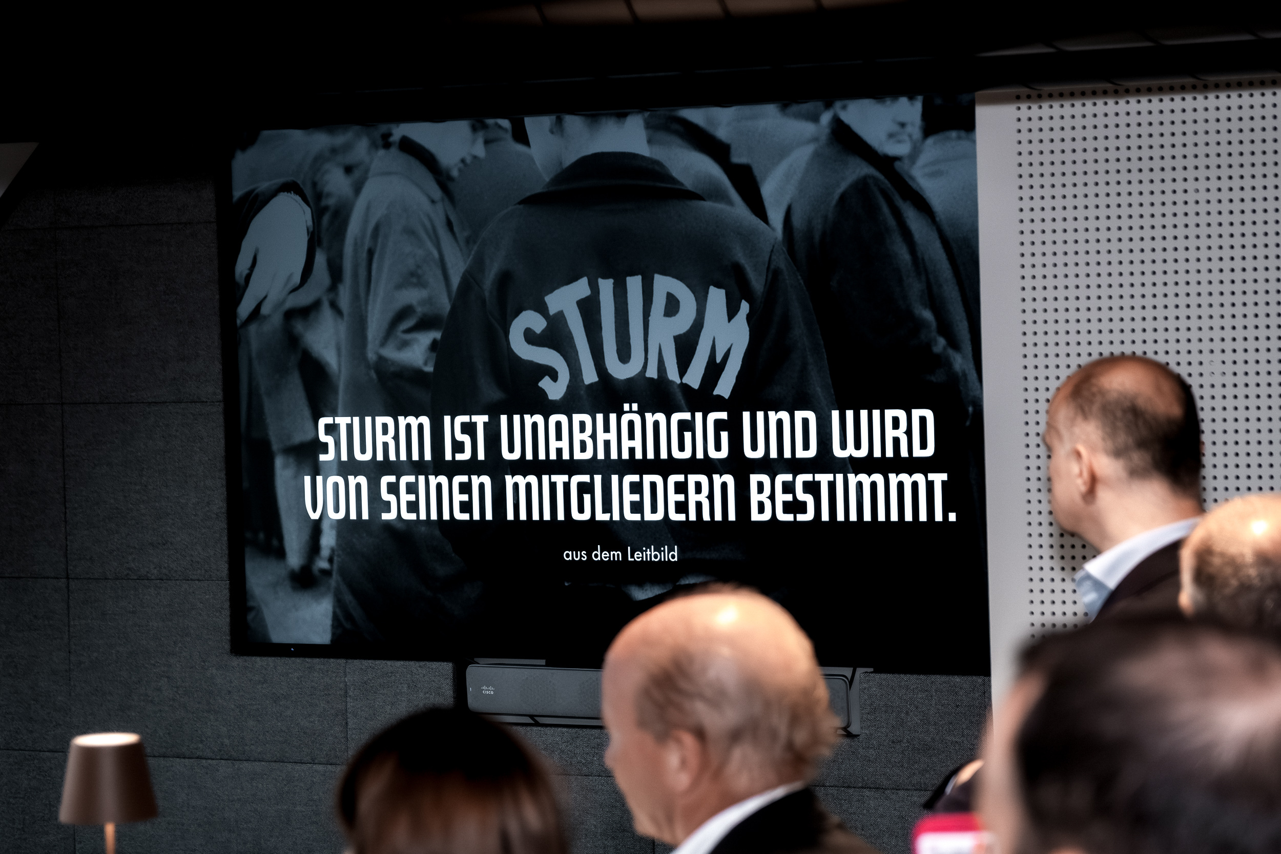 Personen blicken auf die Präsentation
