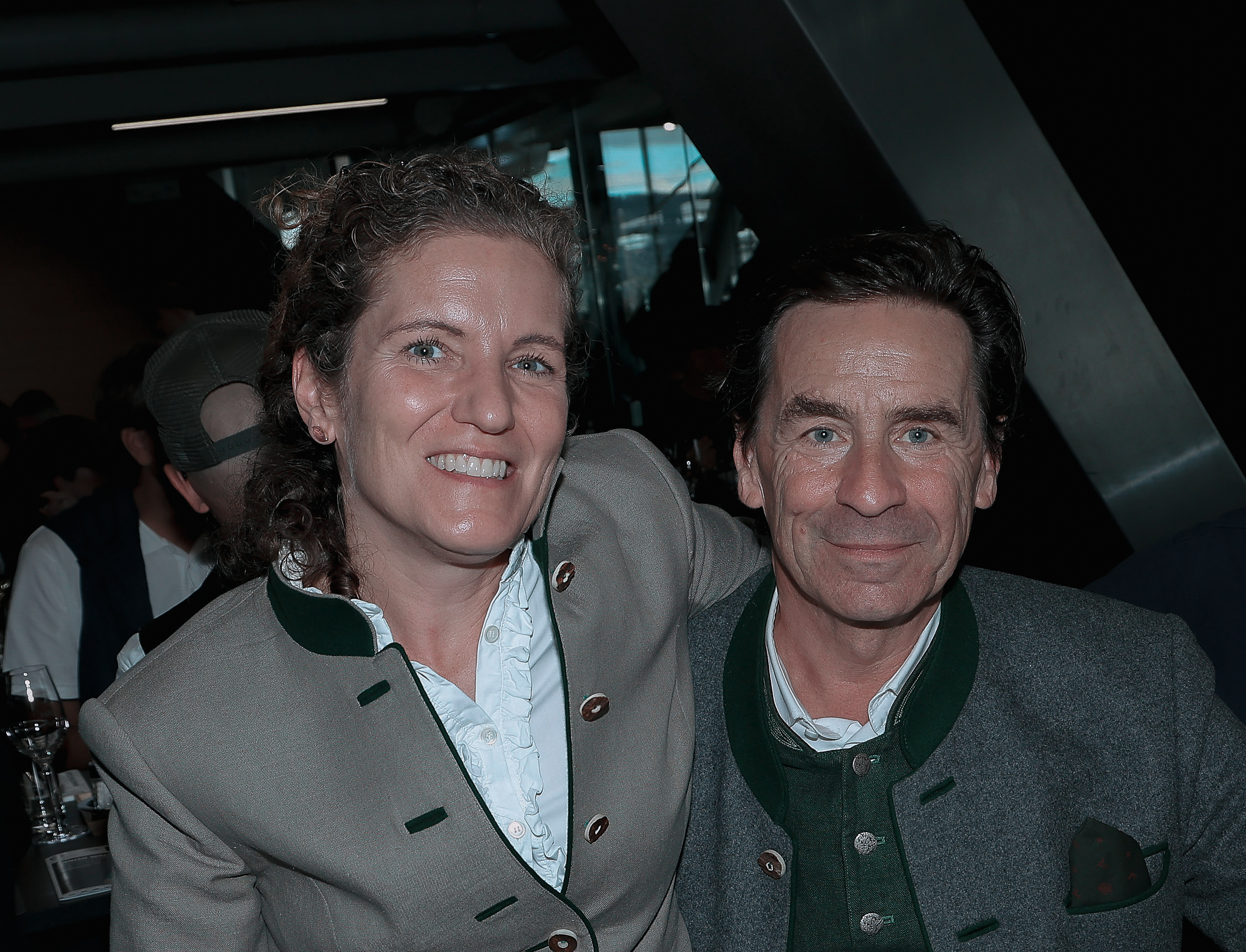 Ein Mann und eine Frau im Stadion