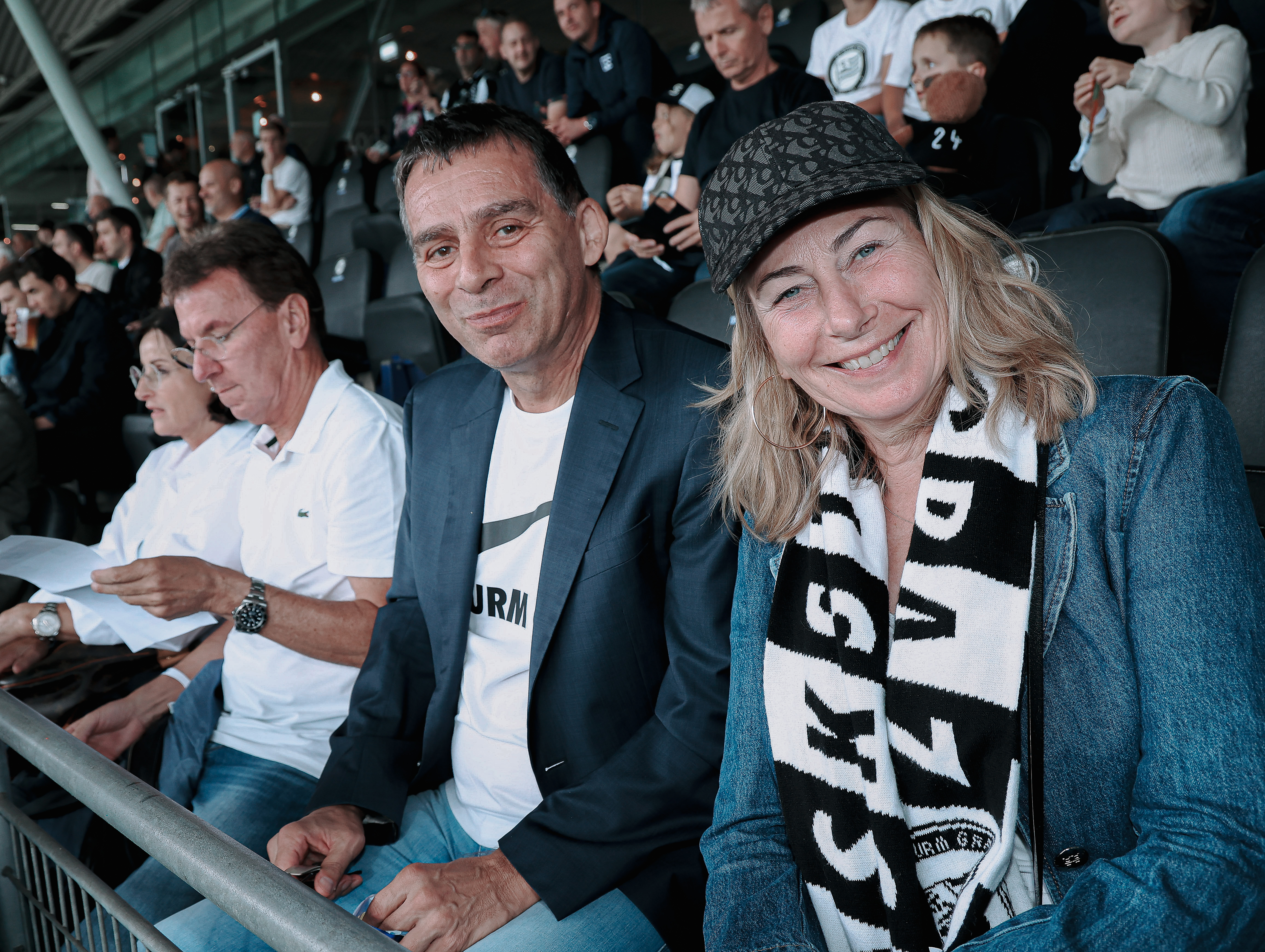Menschen im Stadion