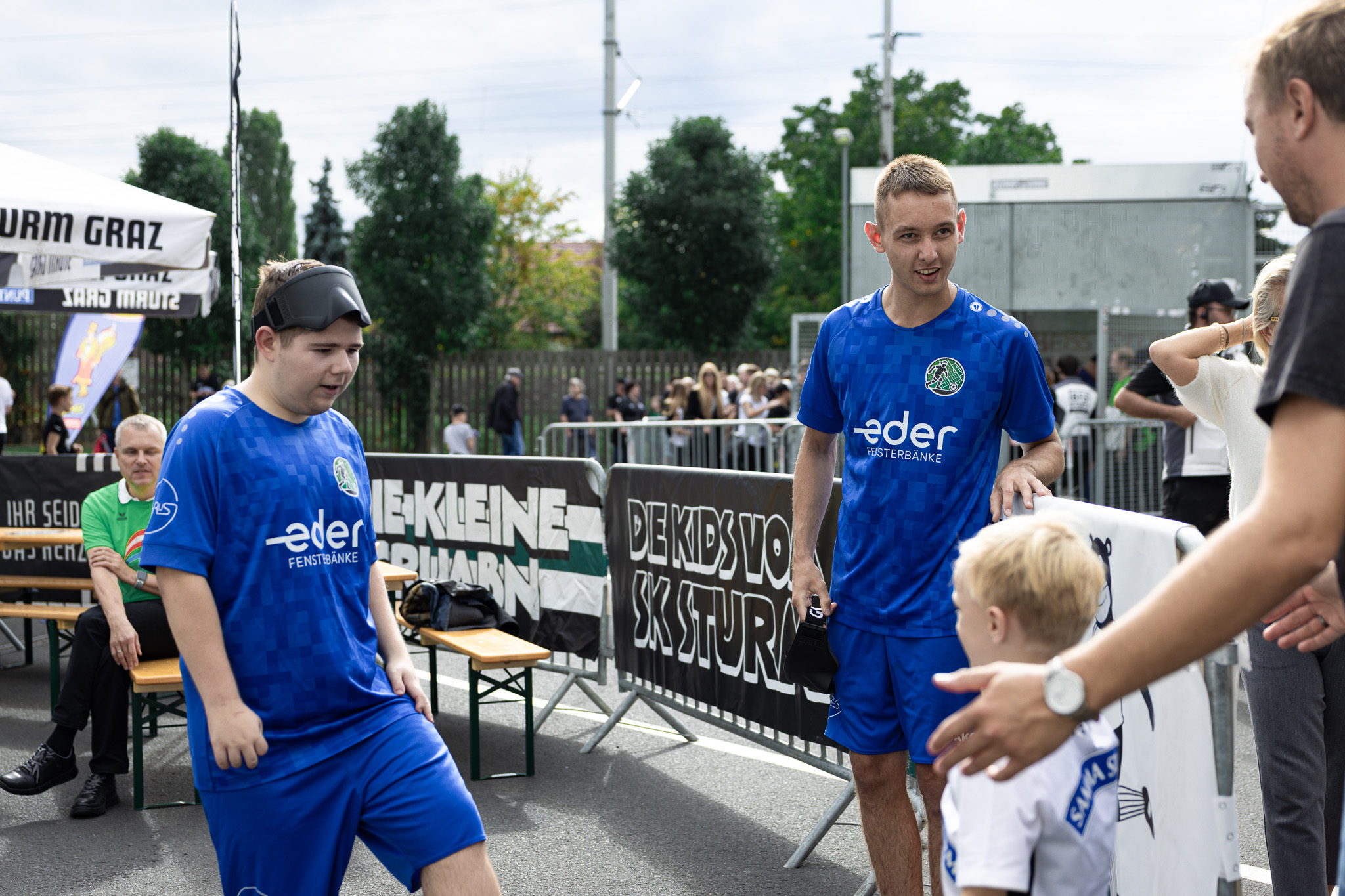 Zwei Blindenfußballer geben Anweisungen.