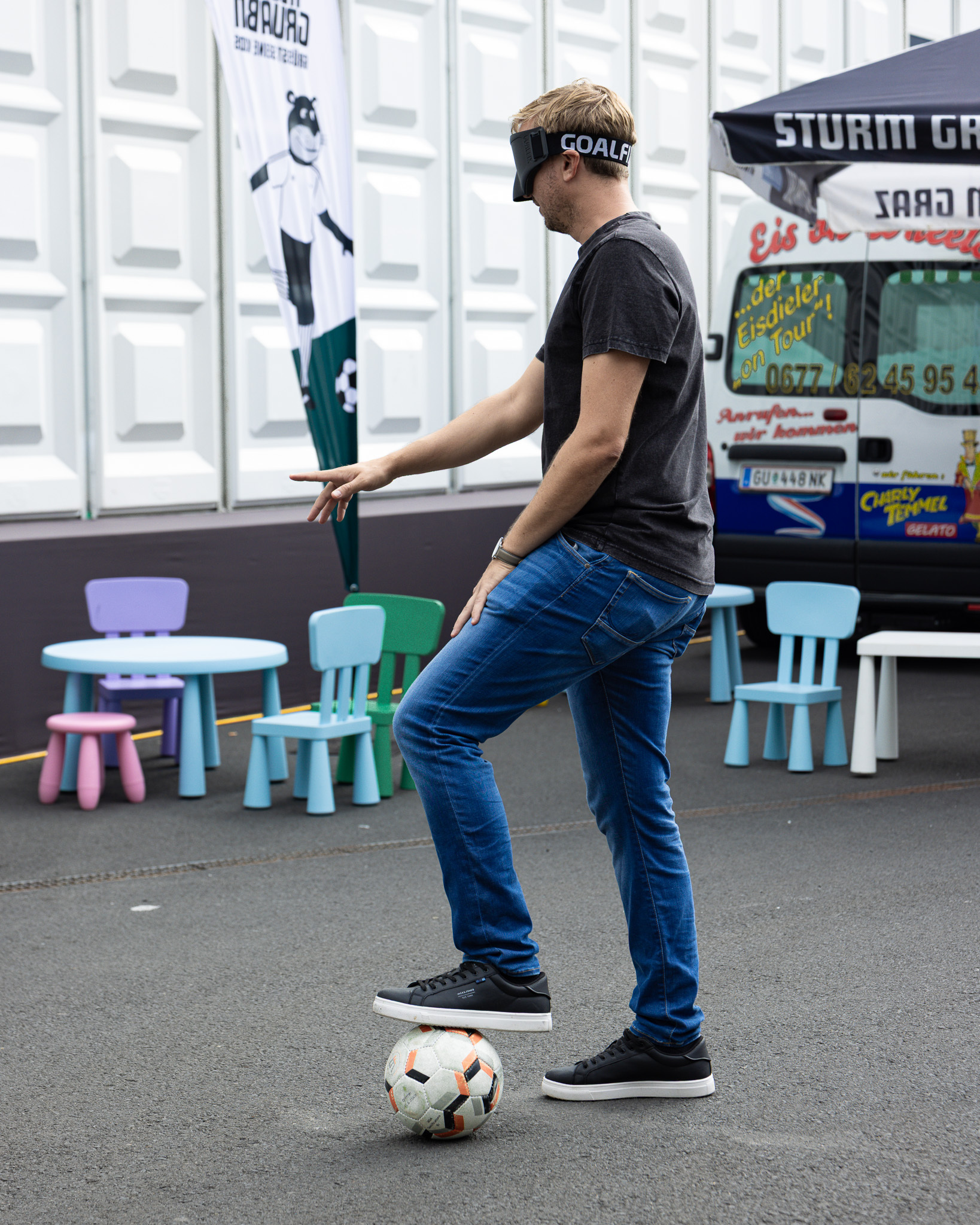 Erwachsener versucht sich am Blindenfußball.