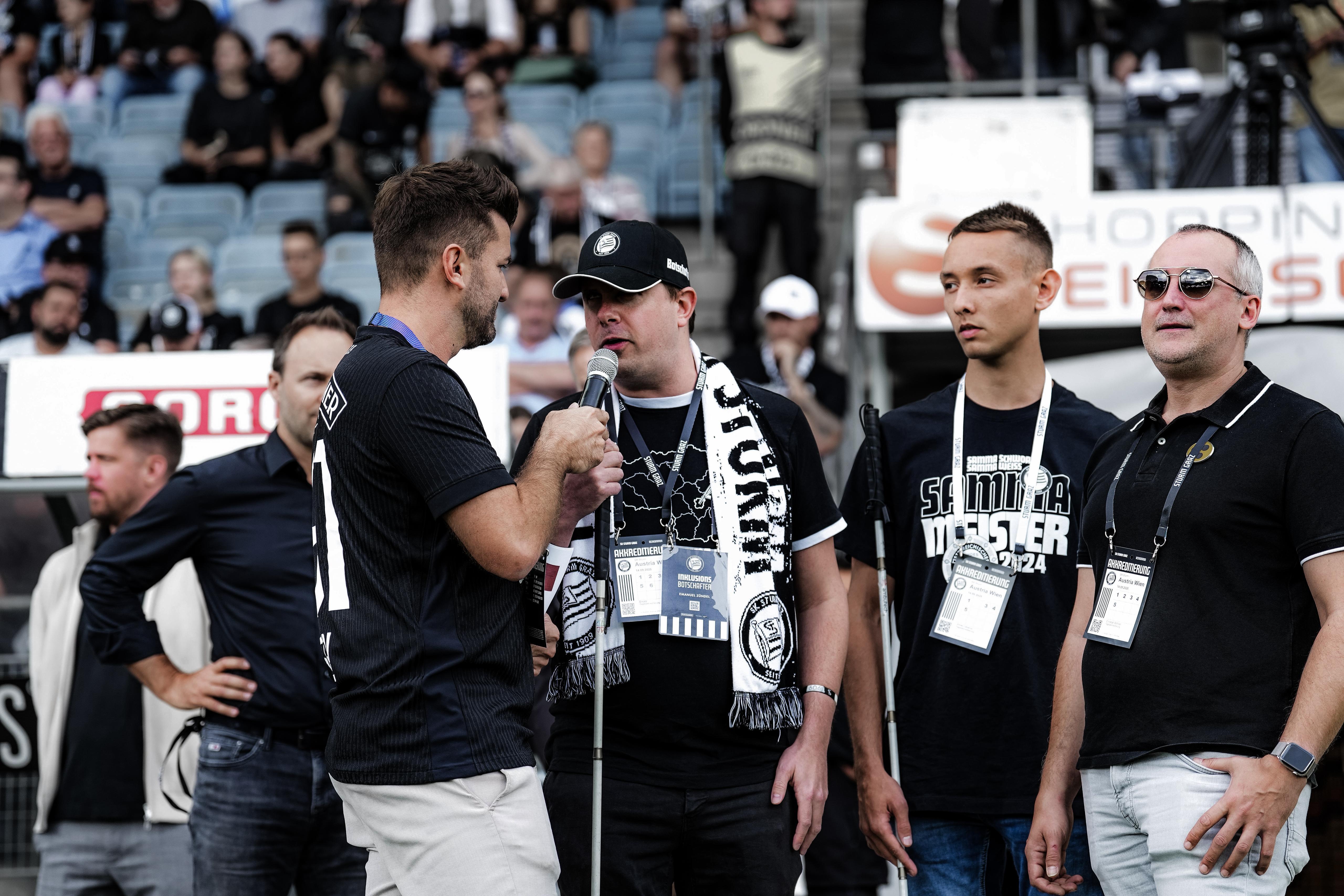 Interview von Stadionsprecher Thomas Seidl mit einem Sturm-Fan.