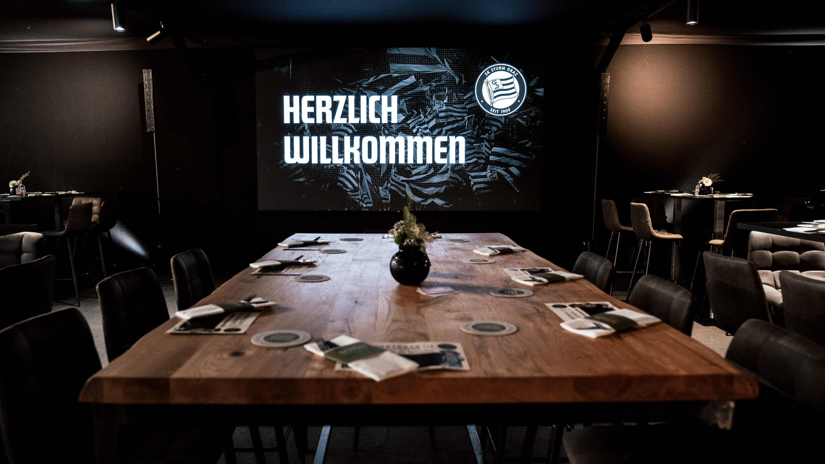 Eine Leinwand und ein gedeckter Tisch