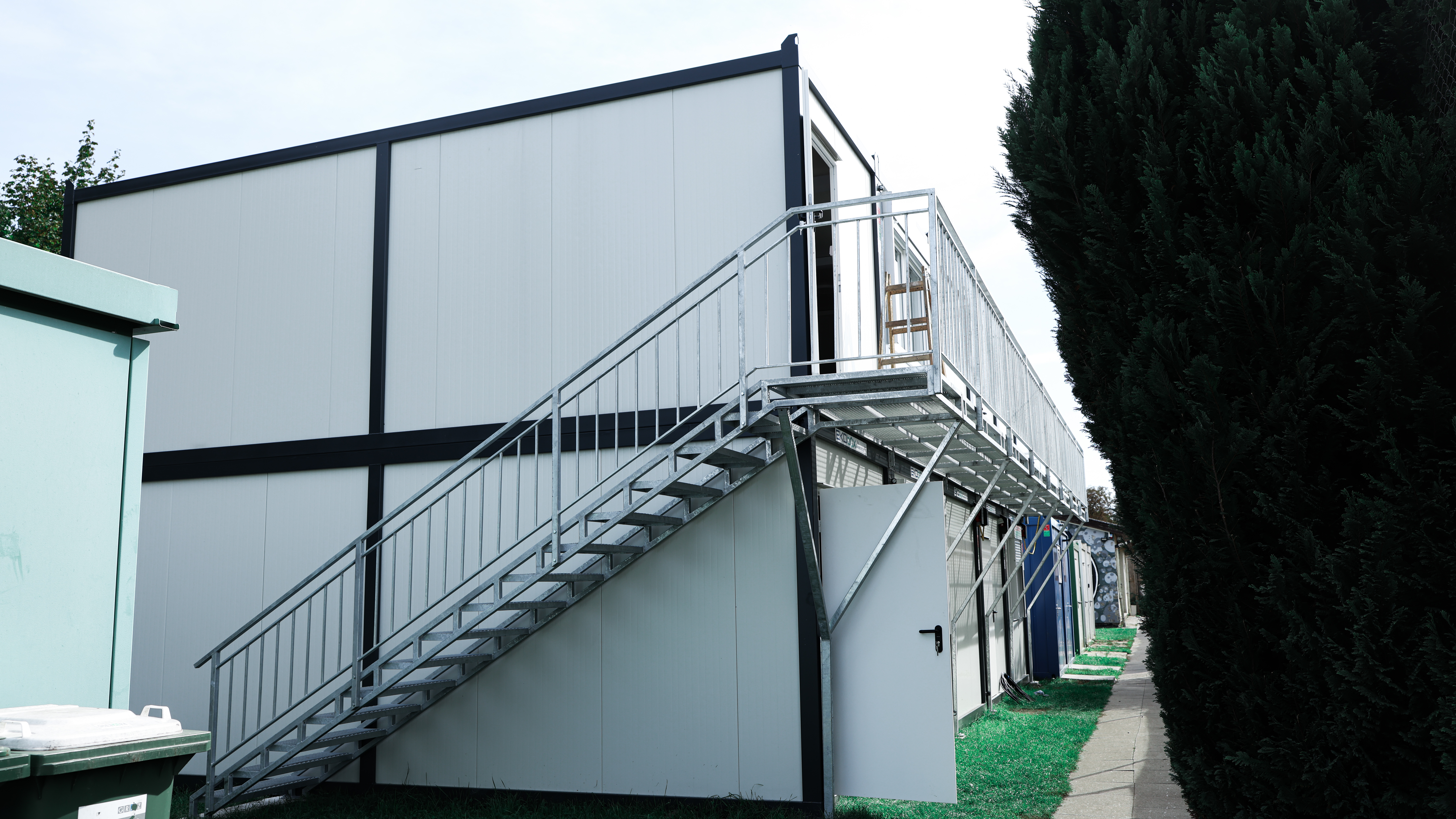 Container mit Stiegen