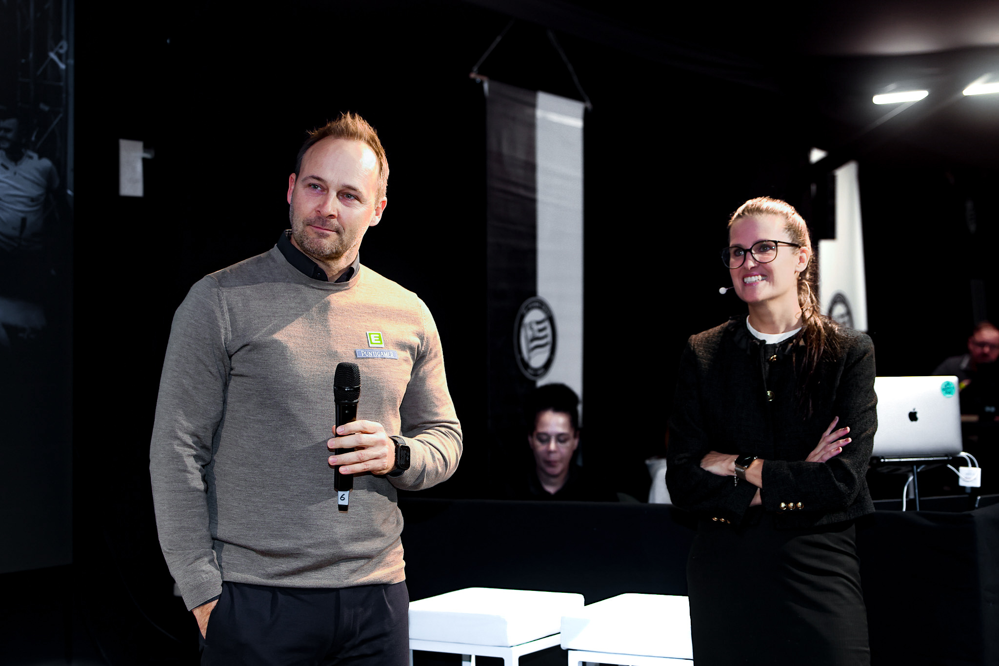 Thomas Tebbich und Bernadette Frech auf der Bühne.