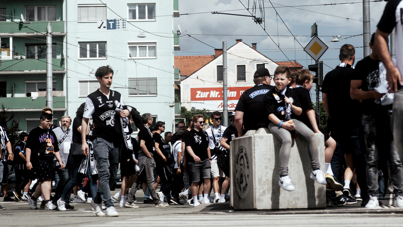 Fans vor dem Stadion