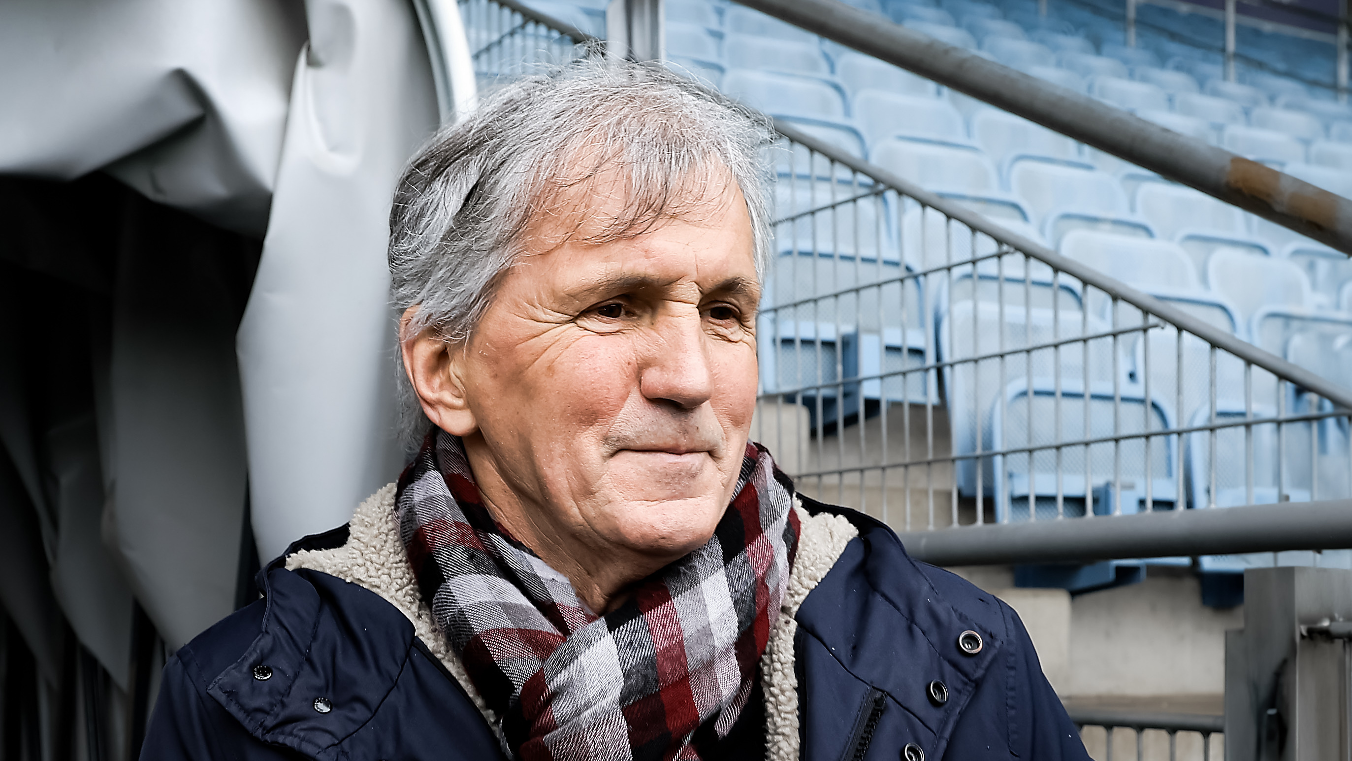 ein älterer Herr im leeren Stadion