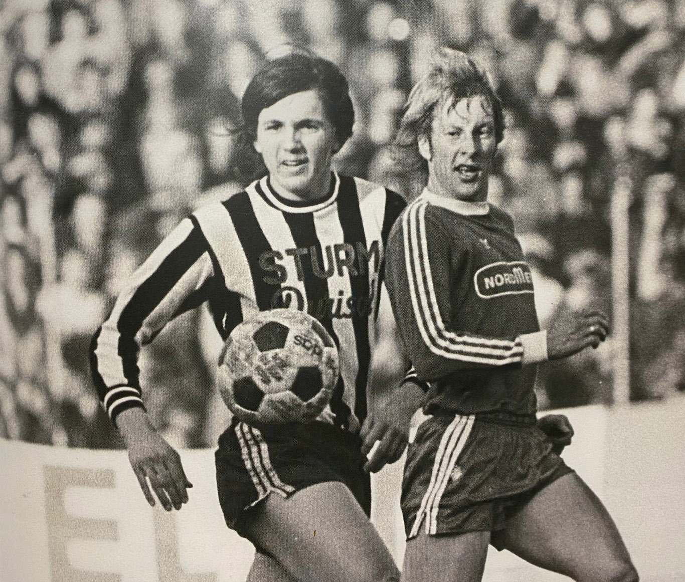 Zwei Männer spielen Fußball schwarzweiß