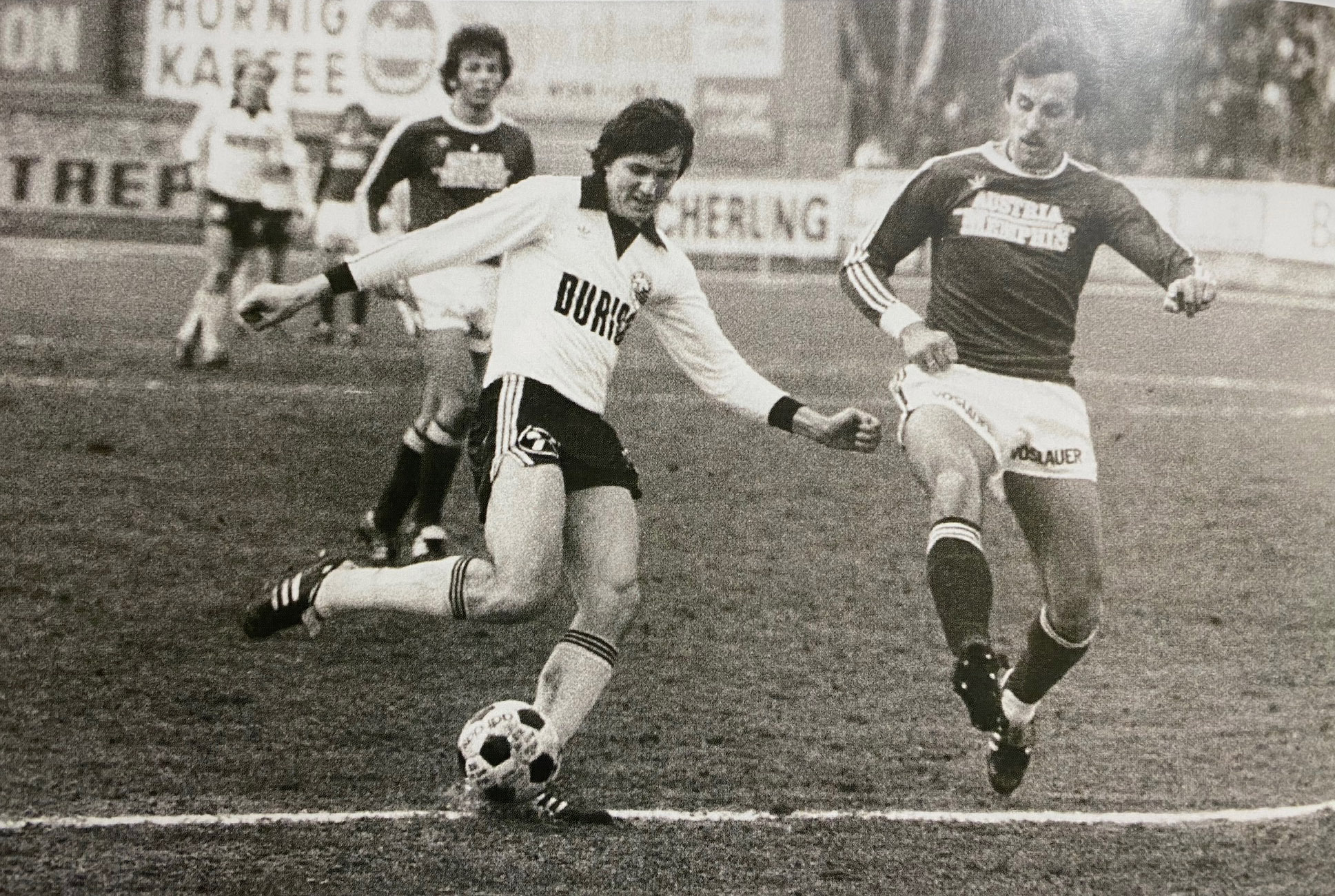 Zwei Männer spielen Fußball schwarzweiß-Foto